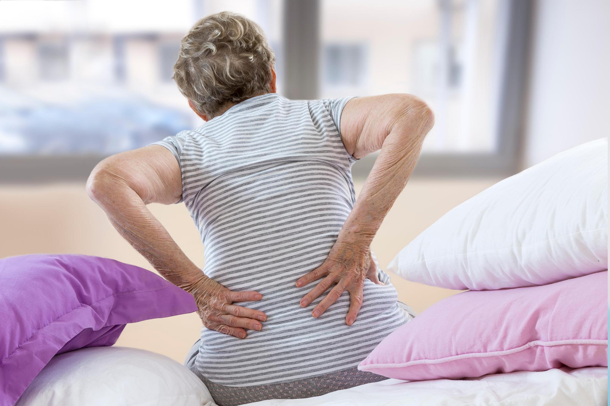 Мамы болит спина. Утренней скованности больных. Утренняя скованность картинки. Senior woman suffering from back Pain — stock photo.... Woman suffering from back Pain stock.