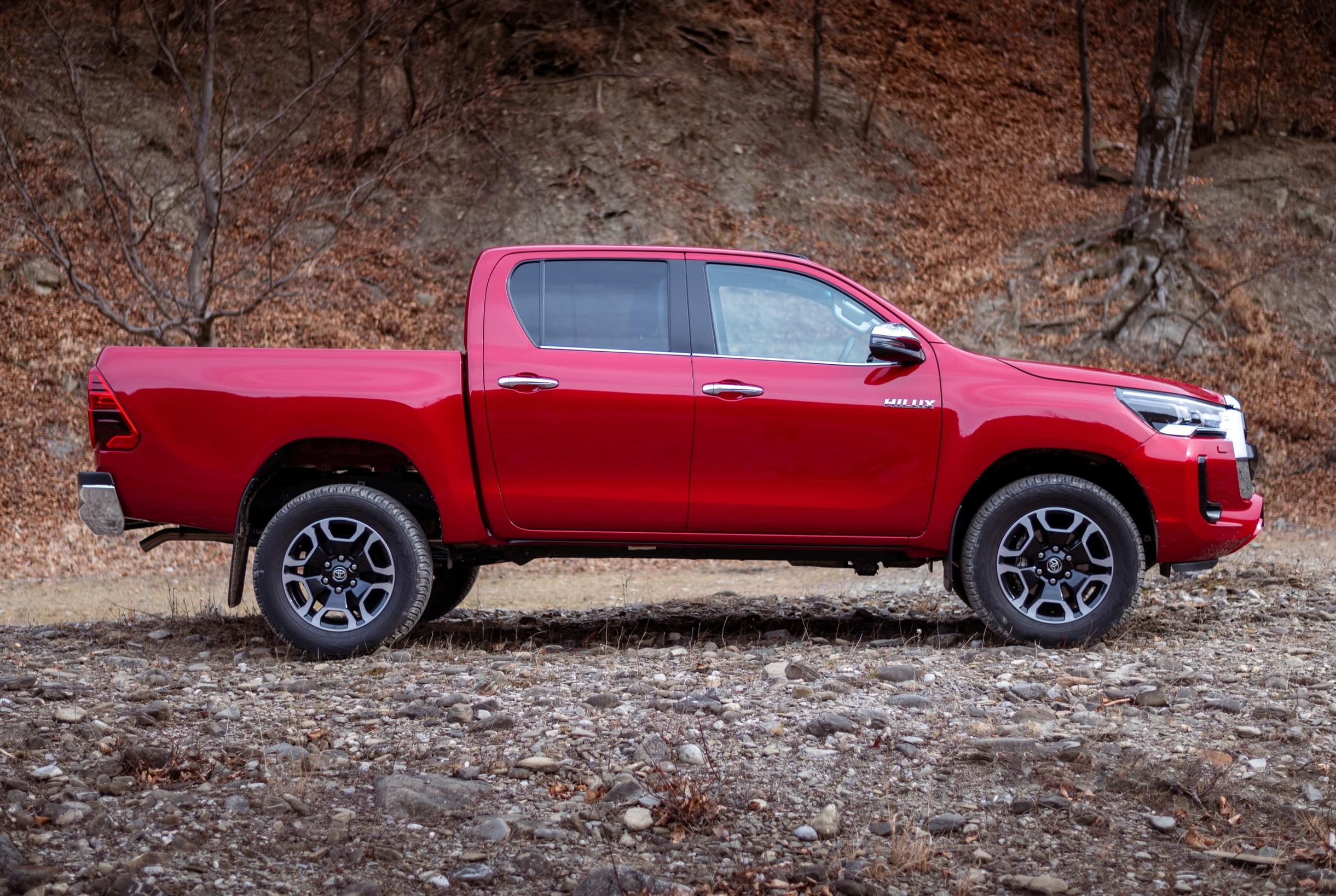 Toyota Hilux. Kun kaiken maailman bulevardisportit jättävät tielle, niin Hilux jatkaa matkaa.