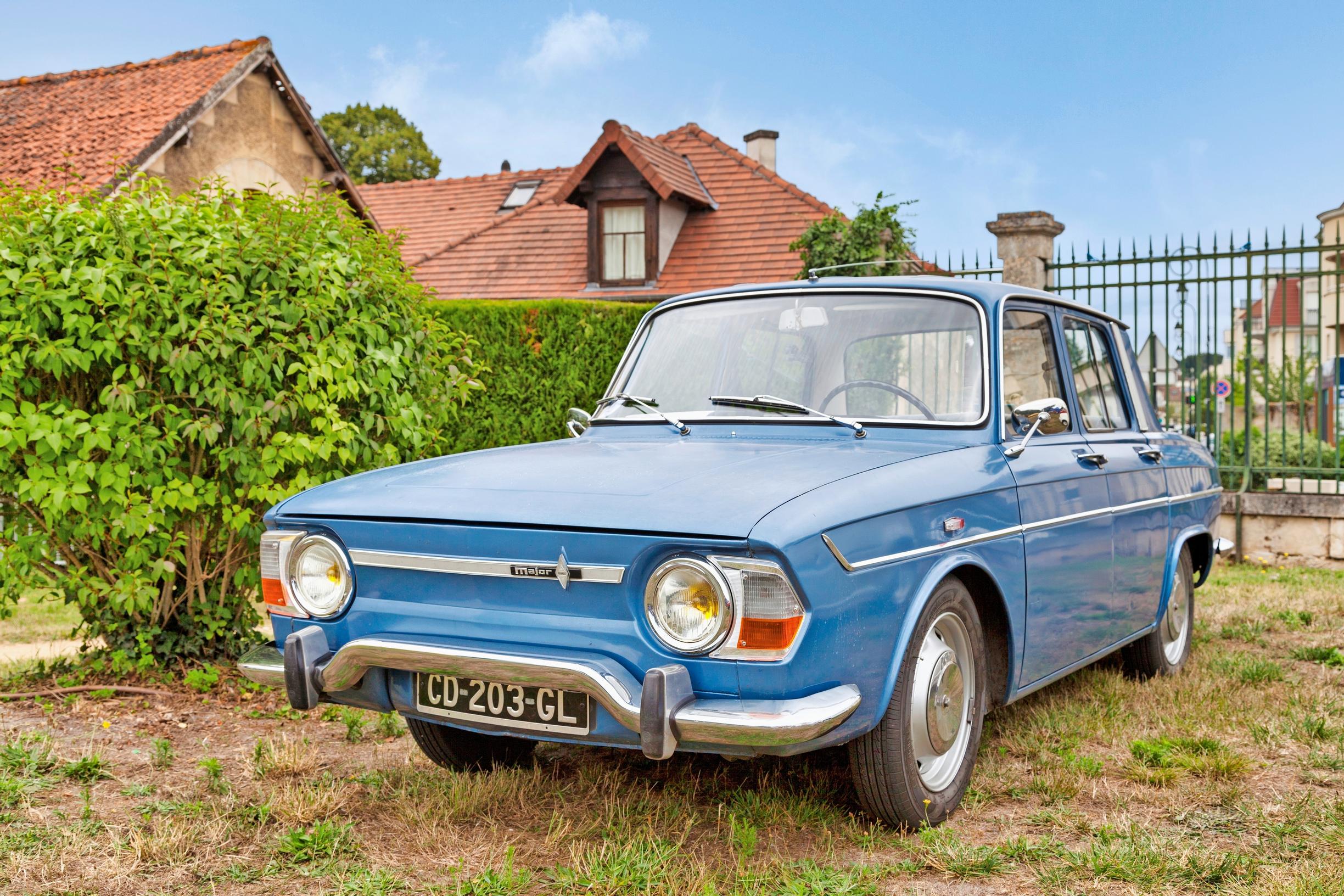 Renault 10 | Moottori takana ja tavaratila edessä. Tämä hassu ranskatar oli tehtaan ohjelmassa vuosina 1965-1971.