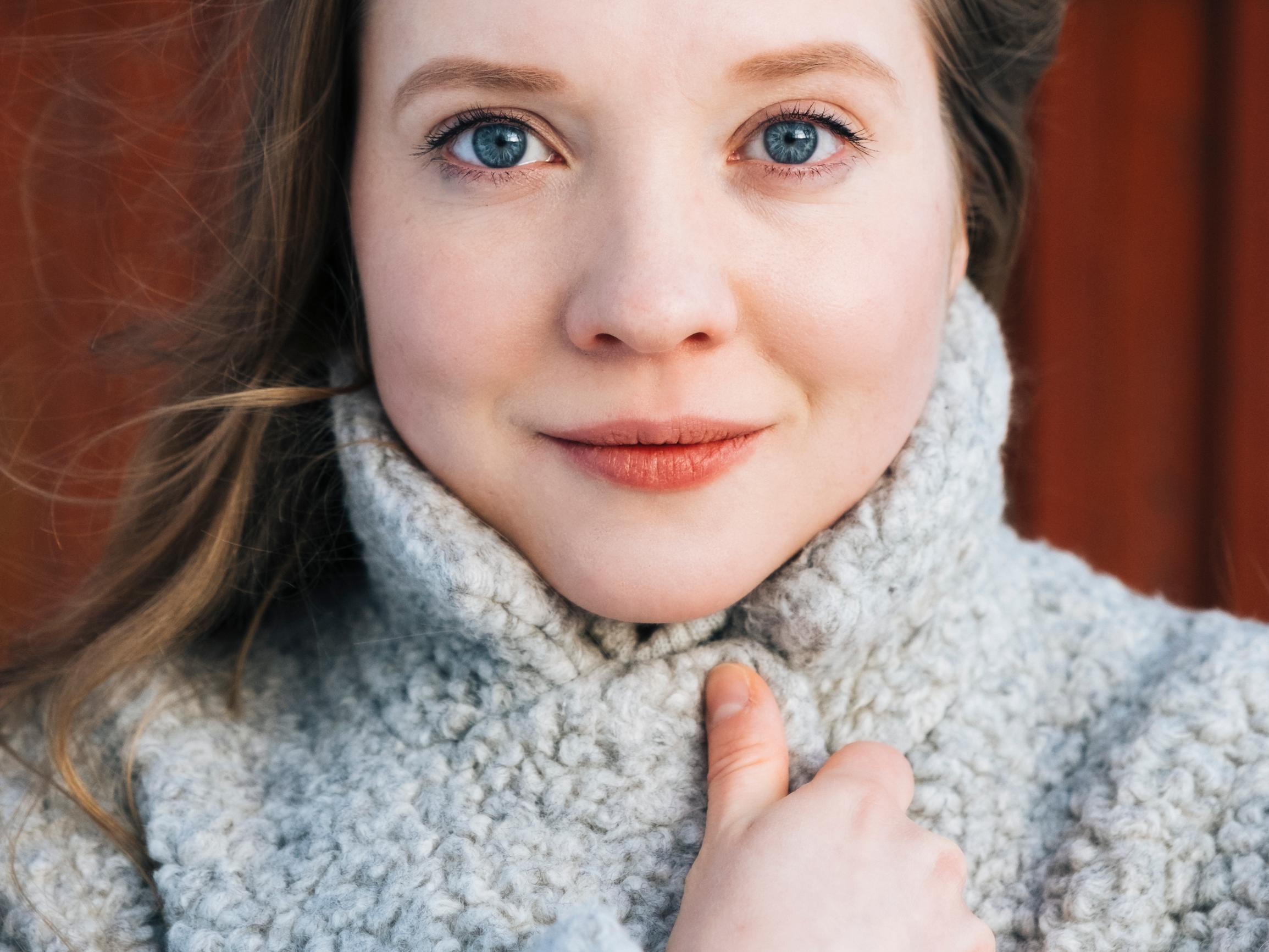 Näyttelijä Satu Tuuli Karhu ei osaa nauttia kehuista, vaan muistaa mummonsa opetukset: ”Kyllä tämä paskaksi välttää, se tulee ulos joka tapauksessa”