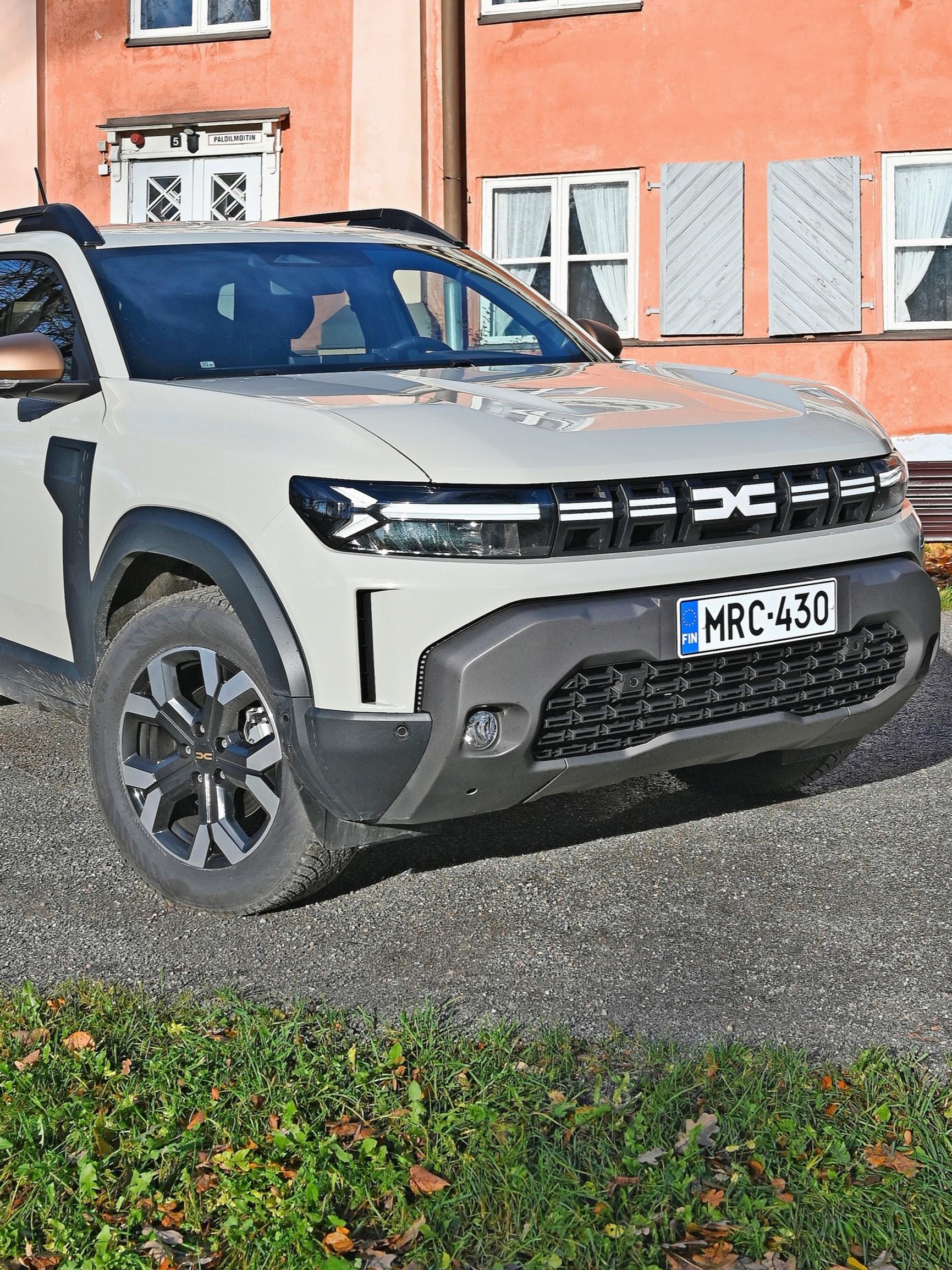 Uusi Dacia Duster on hyvä joka paikan höylä seikkailuhenkisyyttä ja taloudellisuutta arvostavalle pienelle perheelle