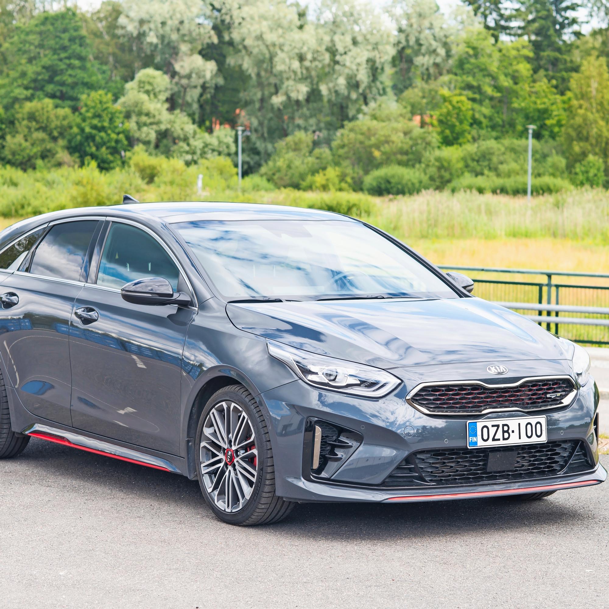 Kia ProCeed vm. 2020 – Hyvin varusteltu ja näyttävästi koristeltu bensaturbo on aika houkutteleva tuttavuus – Jousitus on napakka, mutta tämä onkin mallia GT
