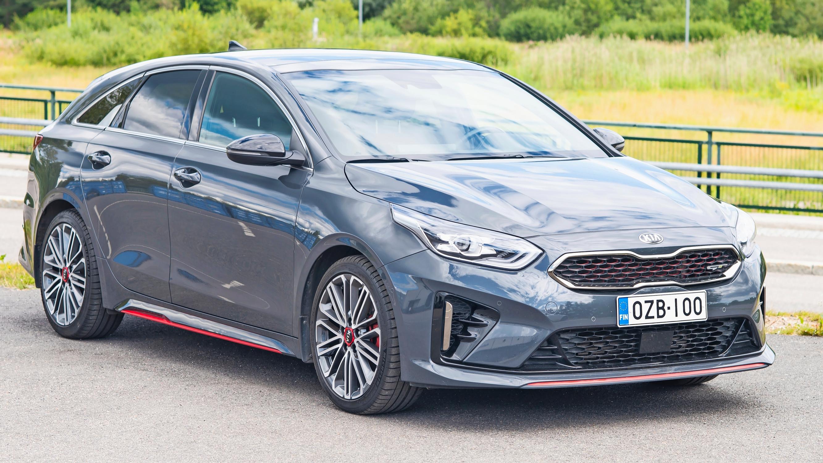 Kia ProCeed vm. 2020 – Hyvin varusteltu ja näyttävästi koristeltu bensaturbo on aika houkutteleva tuttavuus – Jousitus on napakka, mutta tämä onkin mallia GT