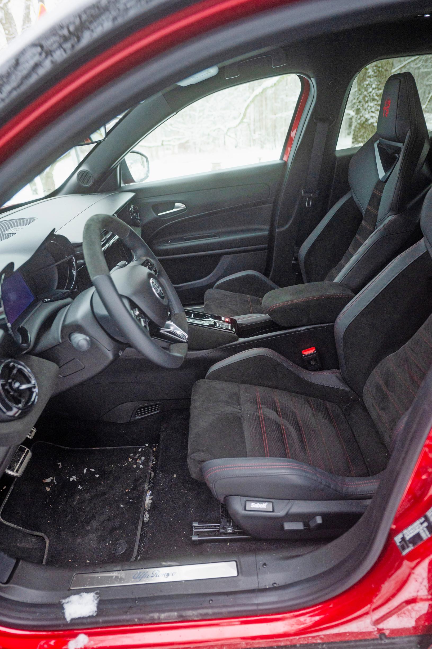 Alfa Romeo Juniorin Sabelt-sporttipenkki sulkee kuljettajan syleilyynsä. 