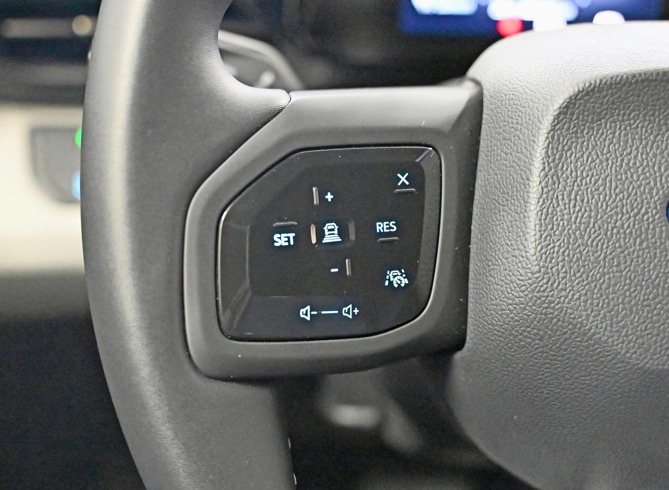Ford Caprin ohjauspyörän paininlevyt pelaavat moitteetta ja niissä on onneksi myös valaistut merkinnät. Kuljettaja kiittää.