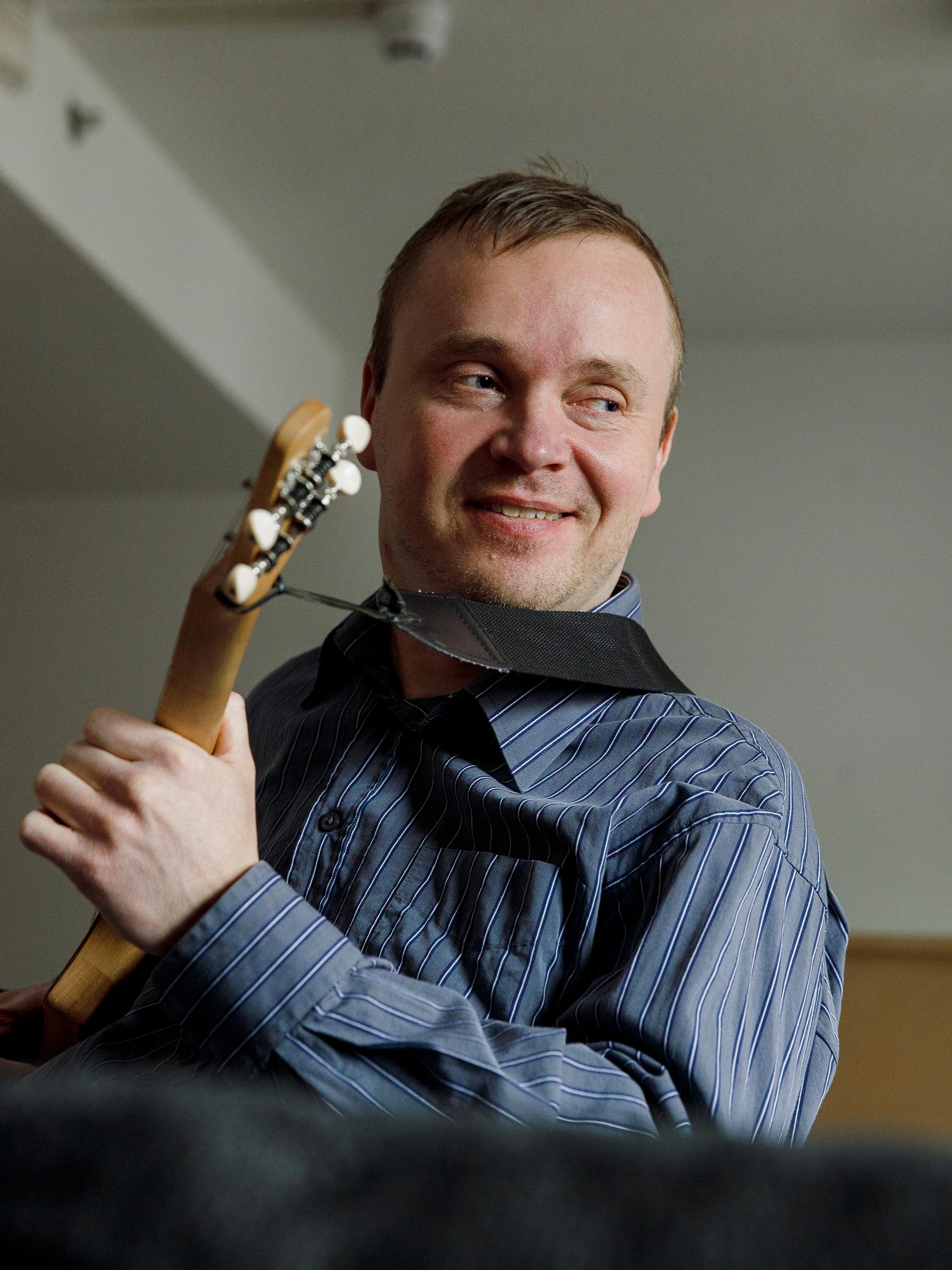 "Oli helppoa, ettei tarvinnut esittää vammaista, vaan oli jo valmiiksi" – näyttelijä Petri Poikolainen uskoo, että elokuvassa on lopulta mahdollisuuksia, ei esteitä