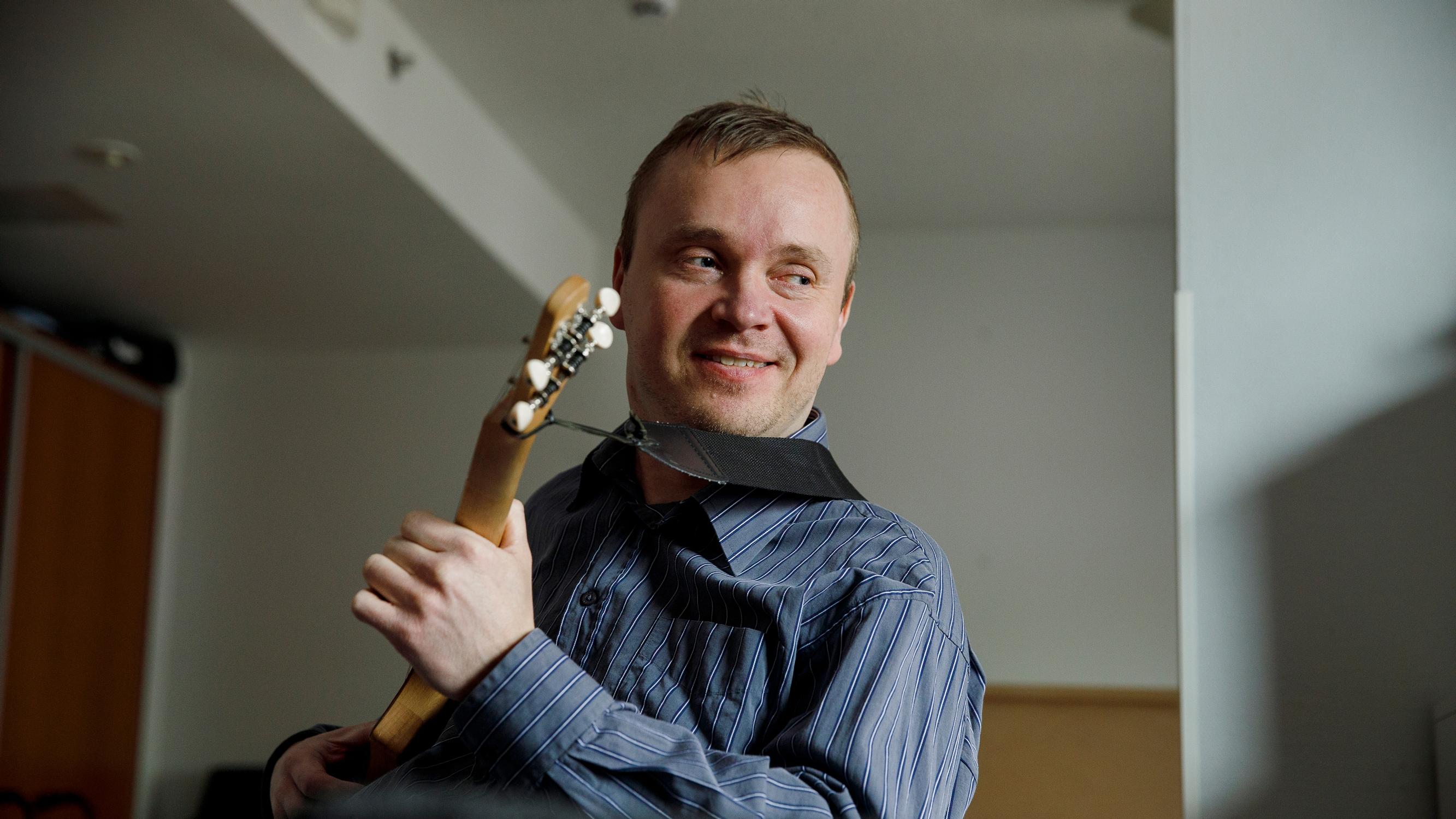 "Oli helppoa, ettei tarvinnut esittää vammaista, vaan oli jo valmiiksi" – näyttelijä Petri Poikolainen uskoo, että elokuvassa on lopulta mahdollisuuksia, ei esteitä