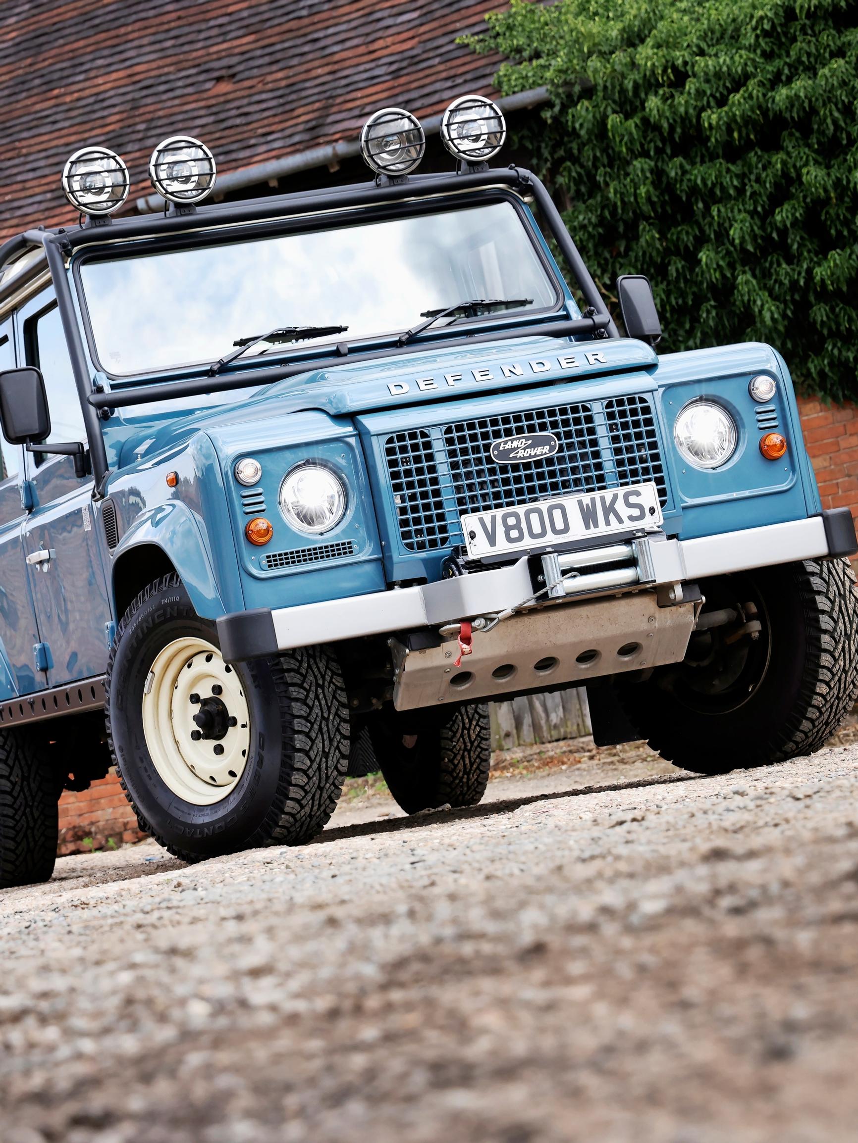 Land Rover Defender V8 on nostalgian huipentuma, jonka hintalappu nostaa kulmakarvoja – järjetön sijoitus käytettyyn maasturiin