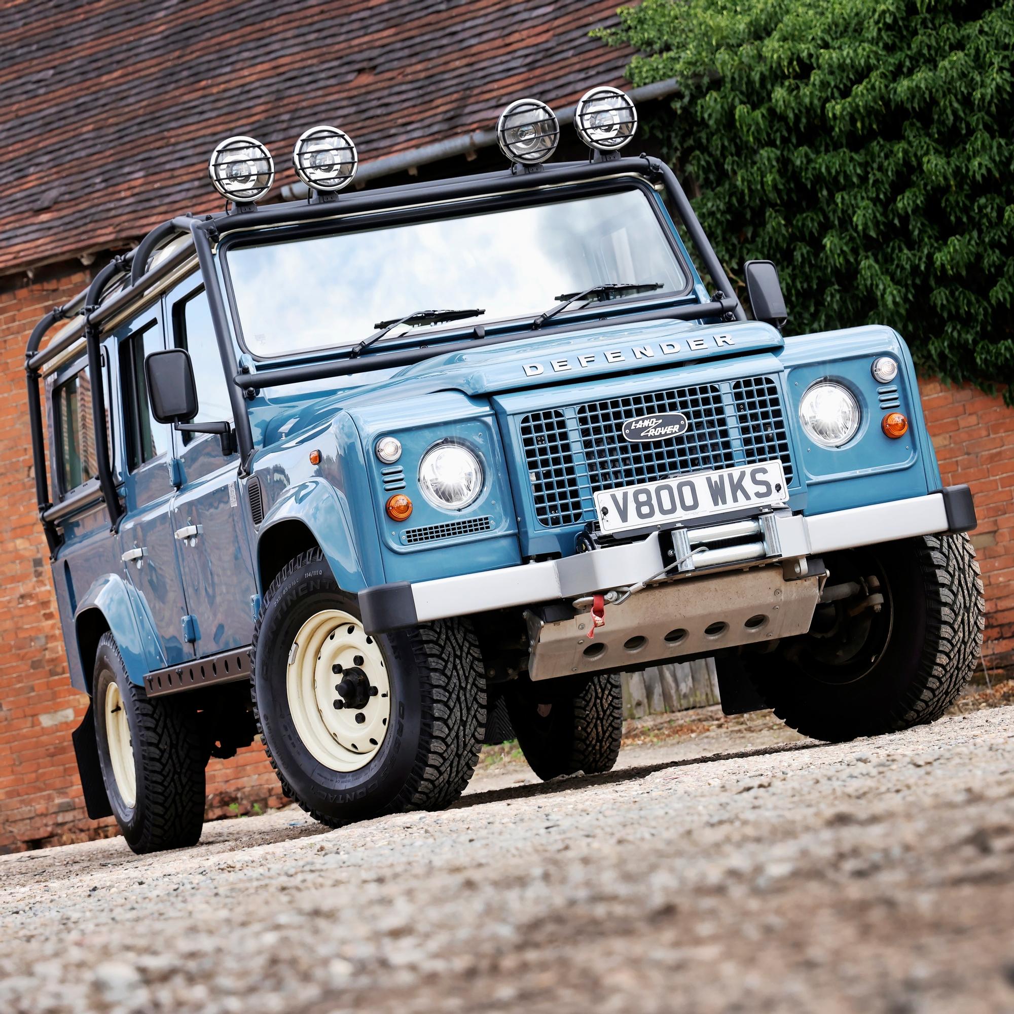 Land Rover Defender V8 on nostalgian huipentuma, jonka hintalappu nostaa kulmakarvoja – järjetön sijoitus käytettyyn maasturiin
