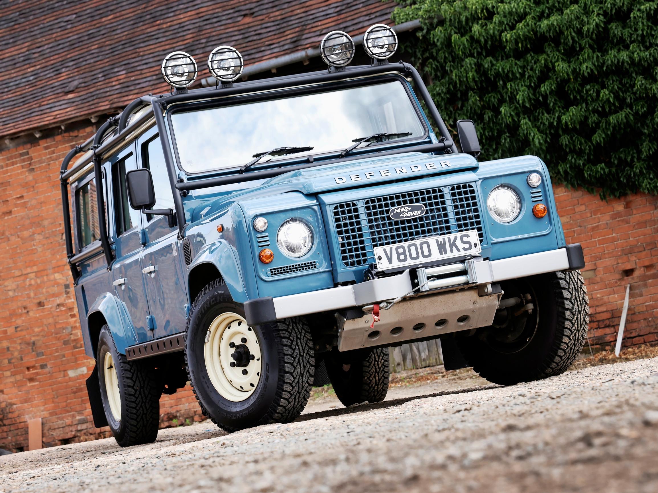Land Rover Defender V8 on nostalgian huipentuma, jonka hintalappu nostaa kulmakarvoja – järjetön sijoitus käytettyyn maasturiin