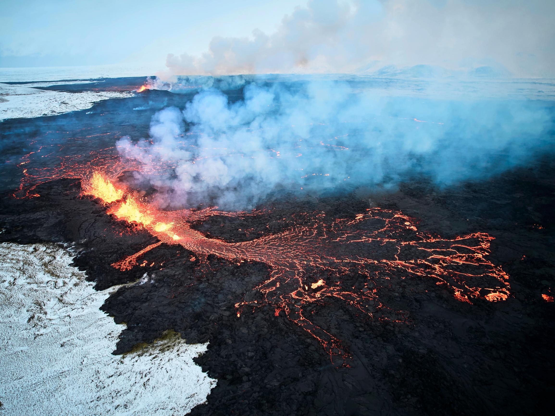 Epätietoisuus jatkuu tulivuorenpurkausten Islannissa, asukkaat eivät enää usko ennusteita: ”Maa romahti ja vei miehen mennessään”