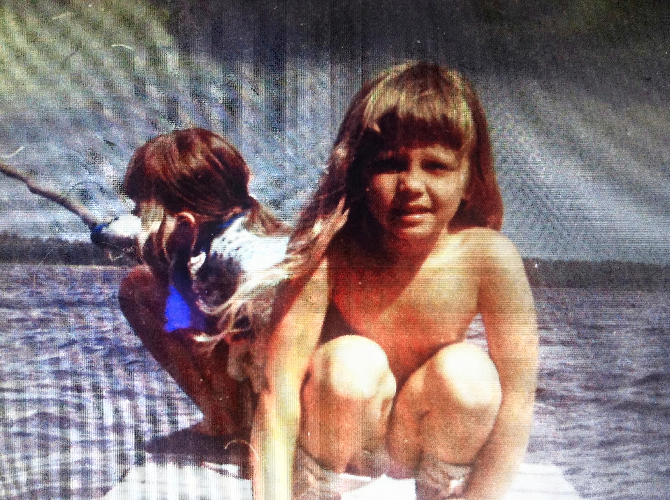 Seitsemän­vuotias Läsäkosken kesäpaikalla Etelä-Savossa Sanna-serkun kanssa.