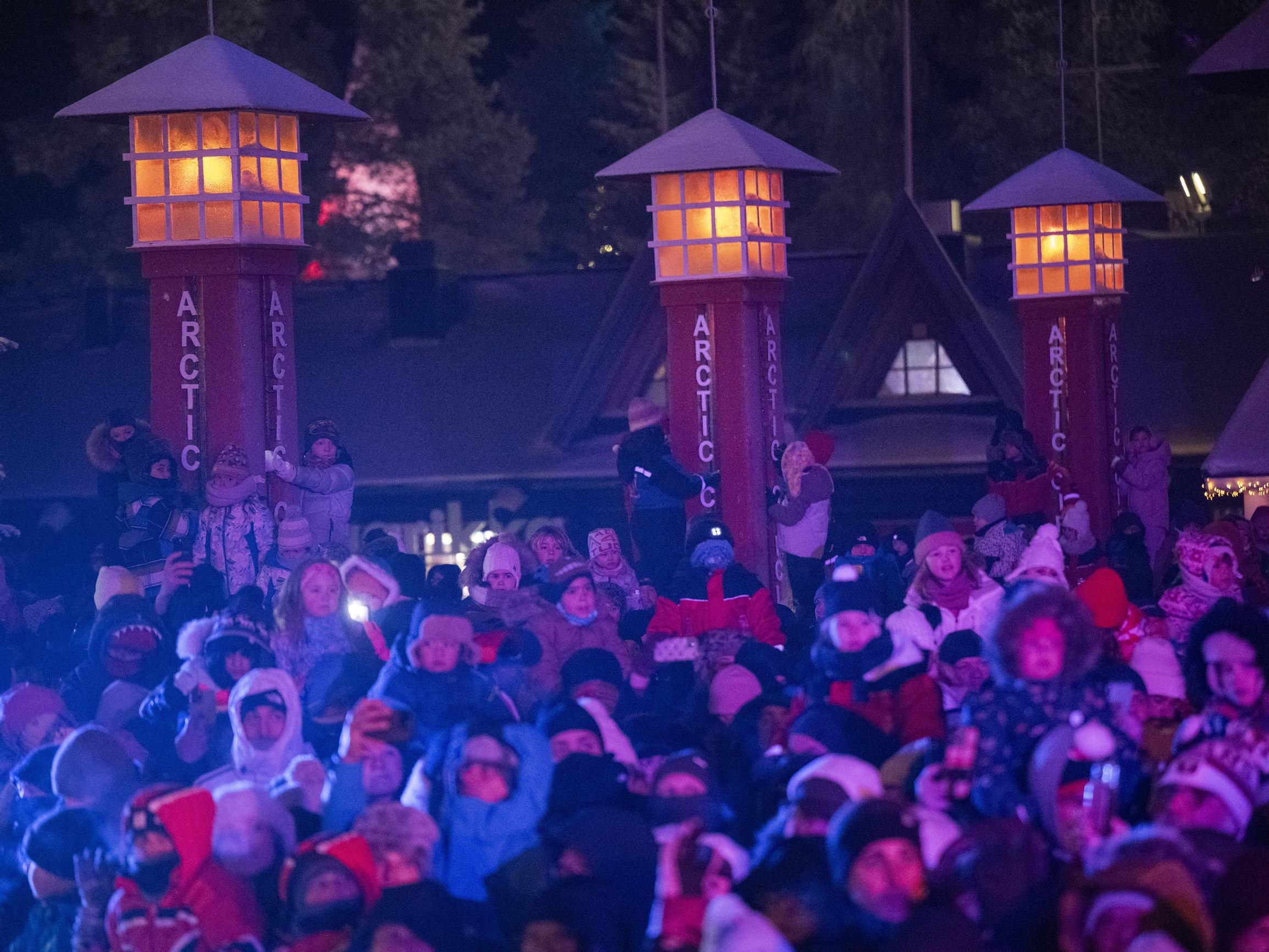 Joulupukin luo piti jonottaa, eikä lentoasemalle mahtunut sisään – Näin turistit arvioivat vierailuaan Rovaniemellä