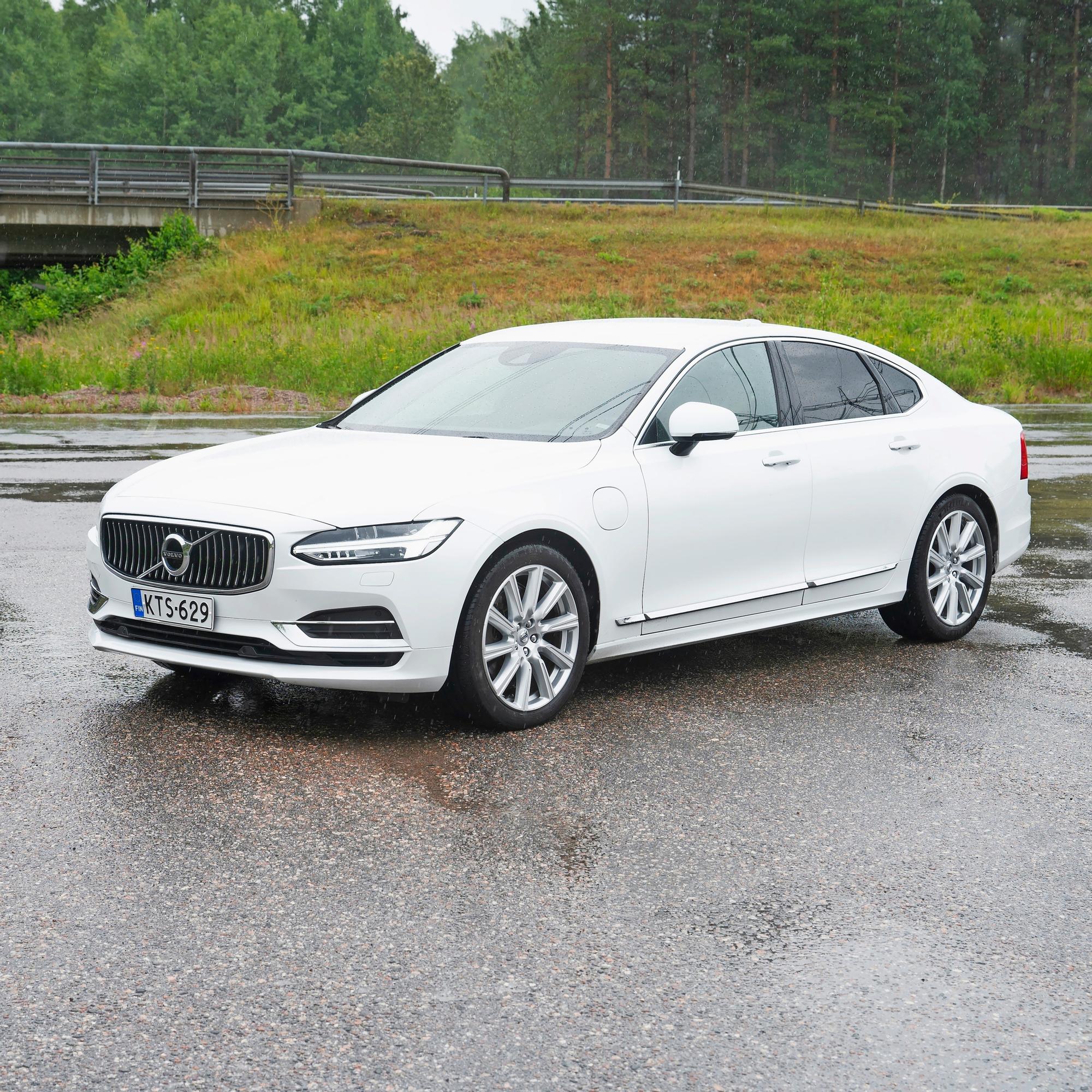 Volvo S90 vm. 2019 – Iso Volvo kulkee kuin jyrä – Tässä on juuri sopiva ohjus välille Hanko–Nuorgam