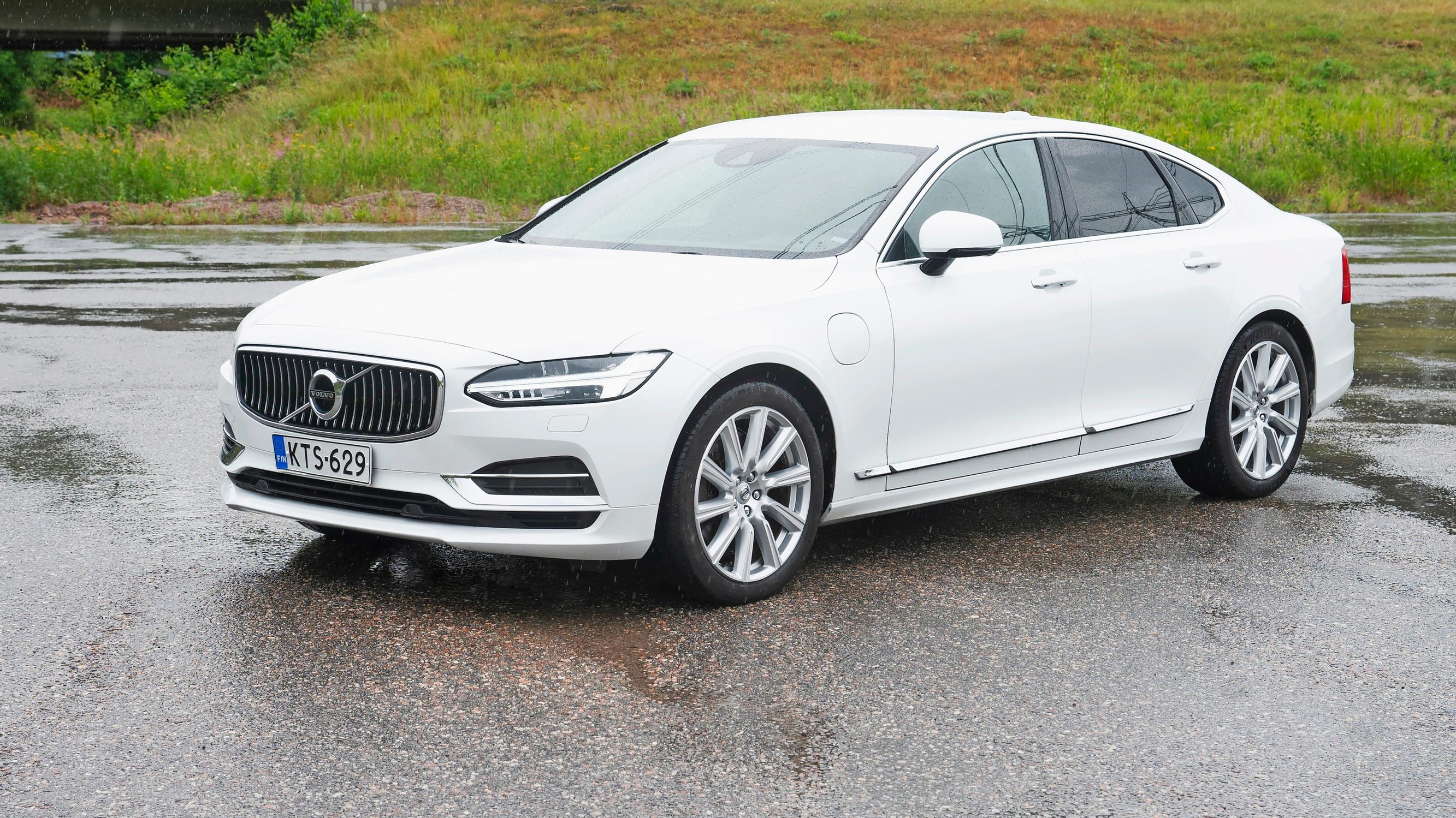 Volvo S90 vm. 2019 – Iso Volvo kulkee kuin jyrä – Tässä on juuri sopiva ohjus välille Hanko–Nuorgam