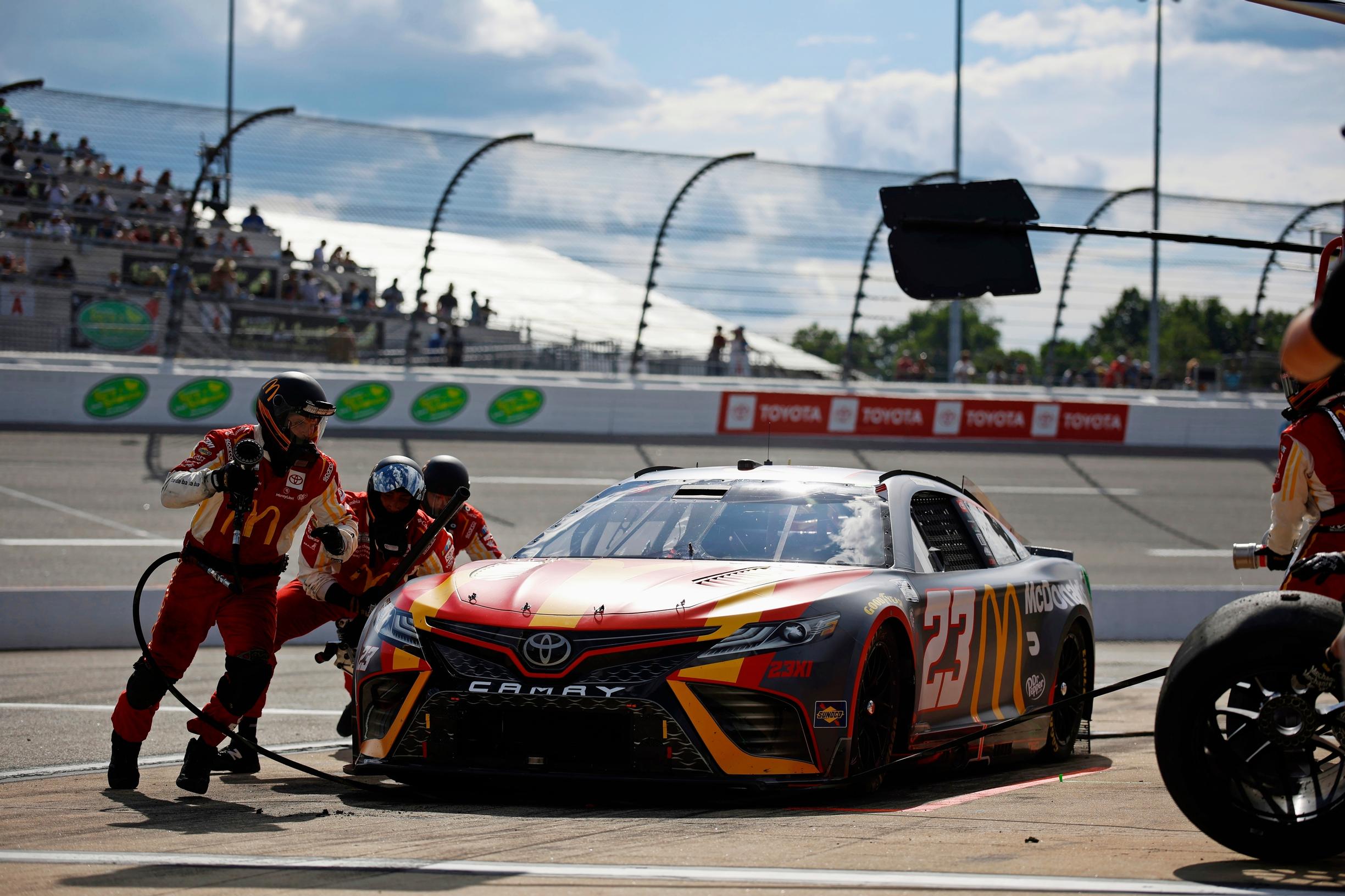 Toyota Camry. Jenkeillä on ihan omat kuvionsa. Rapakon takana pappamallin Camryillä ajetaan myös kilpaa.