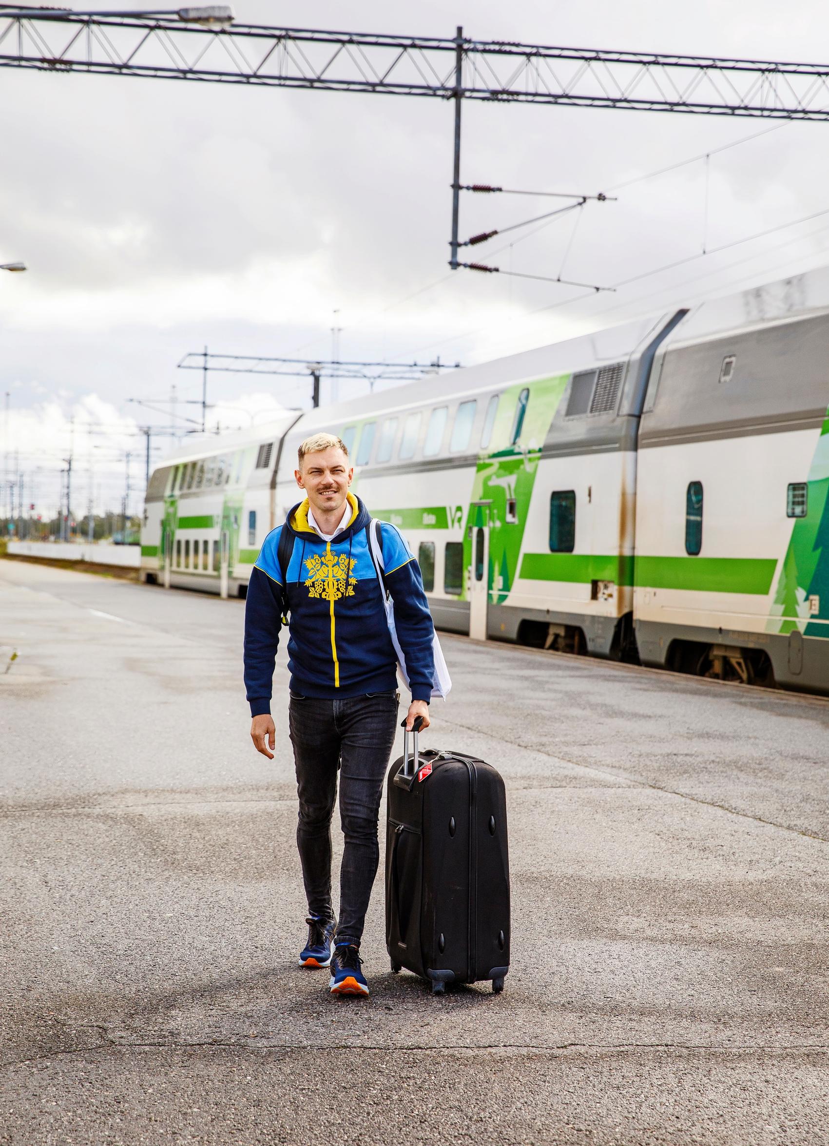 Maxim Fedorov esiintyy ja yleisö nauraa ja sivistyy – ”Kun käyn kirjailtamissa eri puolilla Suomea, suomalaisuuteni syvenee”