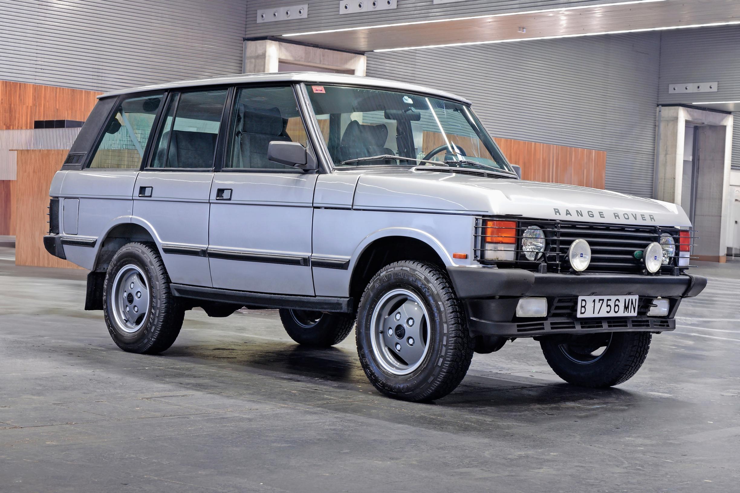 Range rover | Hyvää makua voi osoittaa monella tavalla. Esimerkiksi kurvaamalla sukujuhlille klassisella Range Roverilla.