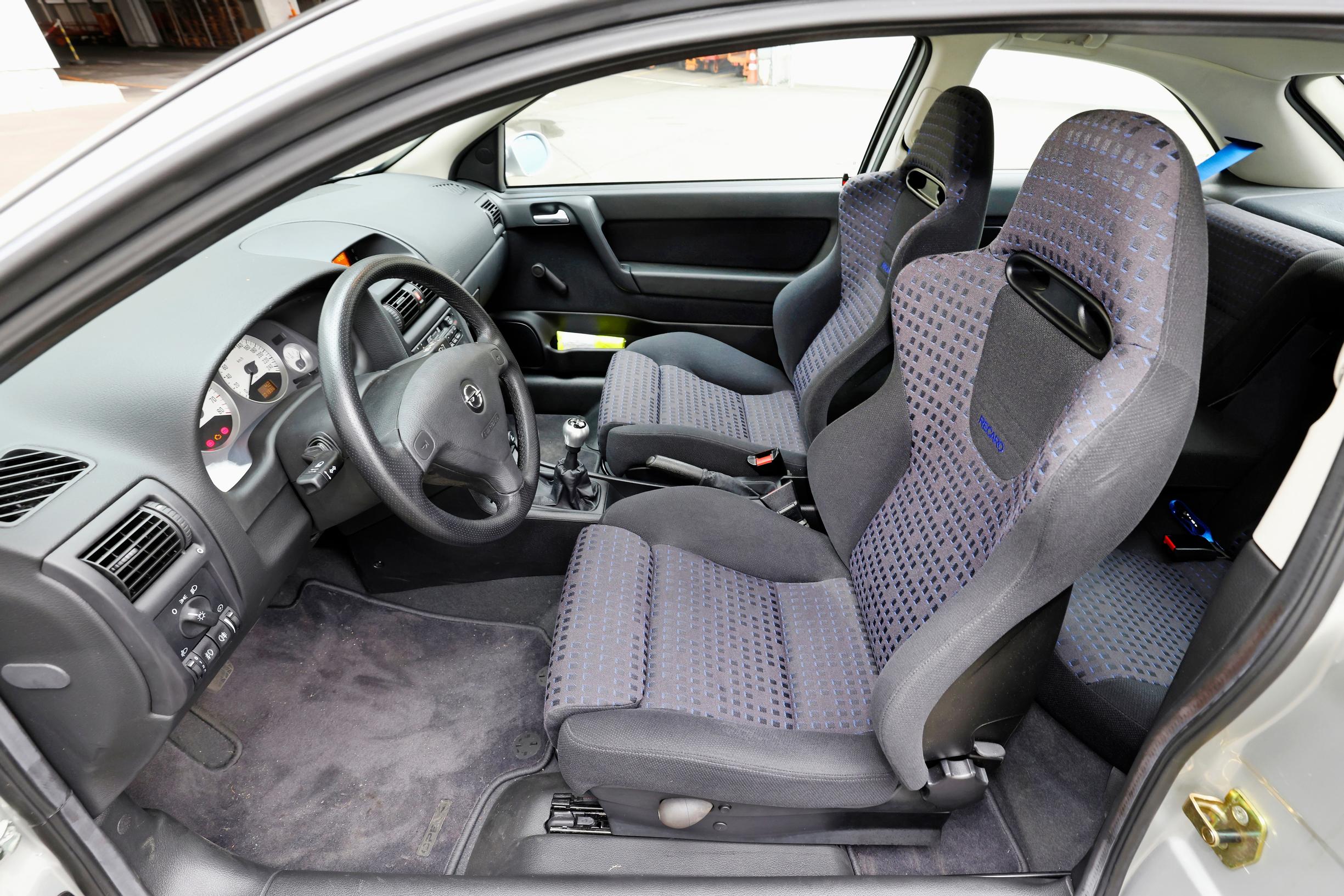 Opel Astra OPC:n kuppi-istuimet ovat mallia rento: materiaali antaa hartioita levitellessä myöten eikä purista keskivartaloakaan turhaan.