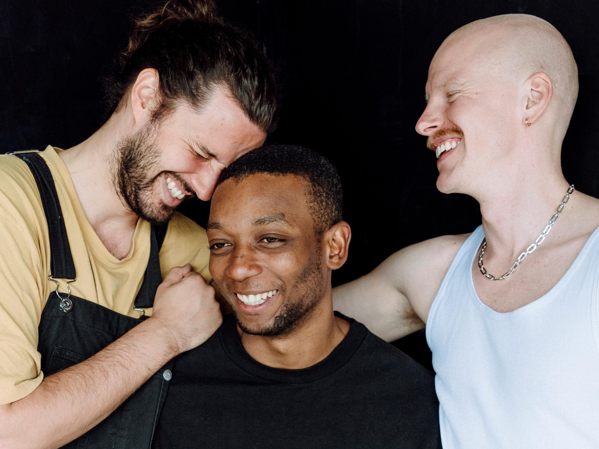 Tervetuloa perheeseen: Jäbät ja tunteet -podcast rohkaisee nuoria miehiä puhumaan tunteistaan