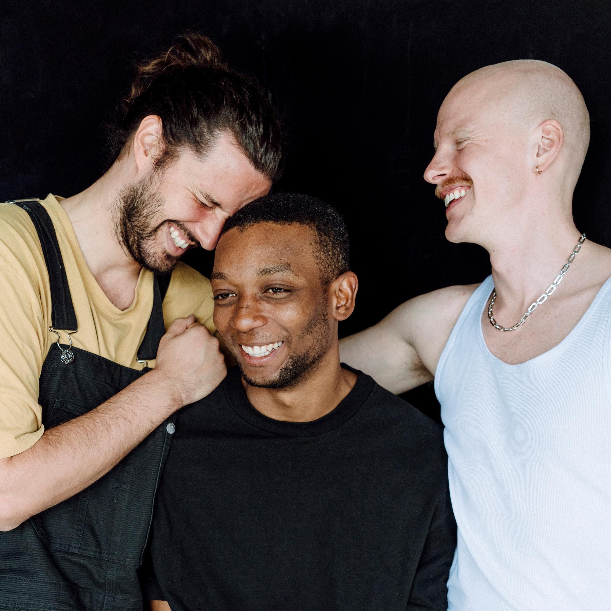 Tervetuloa perheeseen: Jäbät ja tunteet -podcast rohkaisee nuoria miehiä puhumaan tunteistaan