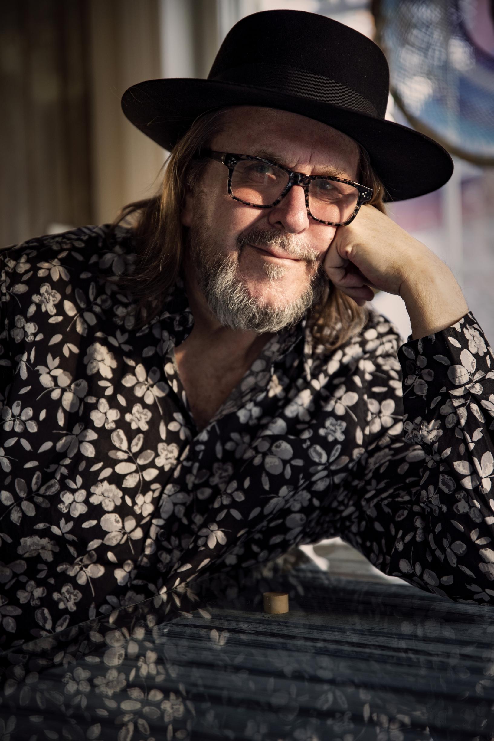 Heikki Hector Harma nojaa käteensä ja katsoo kameraan.