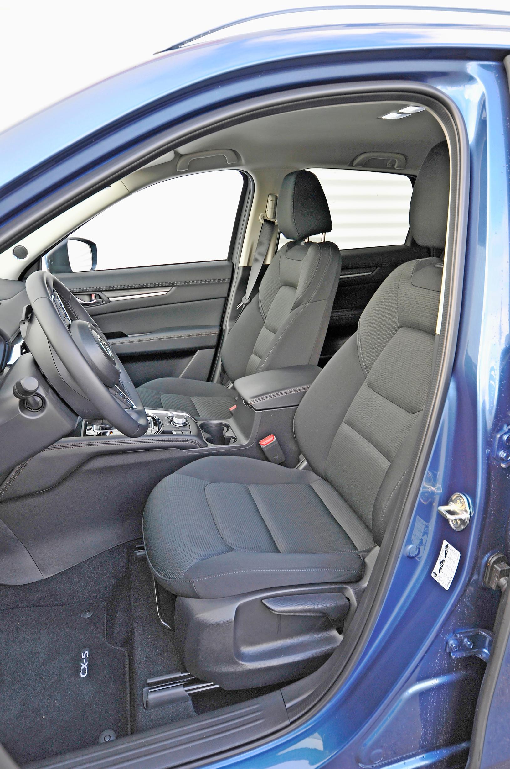 Mazda CX-5:n etuistuimet ovat lievä pettymys. Istuinosa on laimeasti muotoiltu, eikä selkänoja tarjoa juurikaan sivuttaistukea. Ristiselän tuen säätö on vaatimaton.