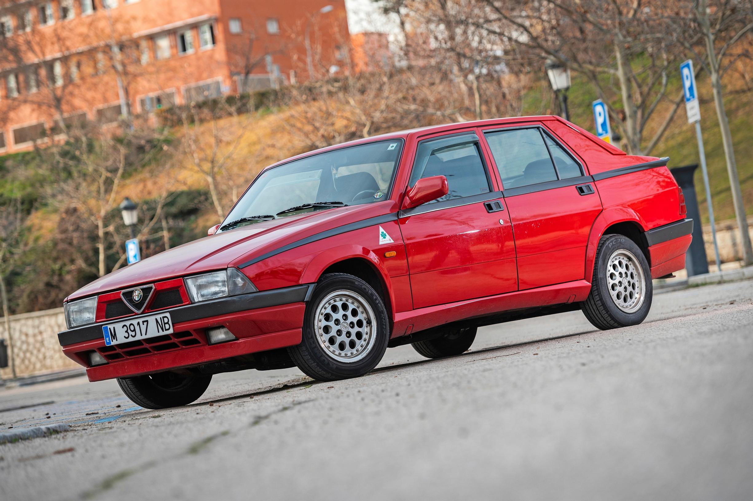 Alfa Romeo 75 On siinä terävää kulmaa ja asennetta vaikka muille jakaa. Moottori normaalisti edessä, mutta vaihdelaatikko takana!