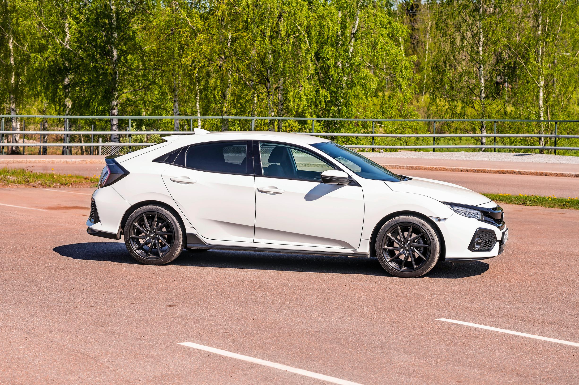 Honda Civic on napakka ja sähäkkä – ei sovi setämiehille