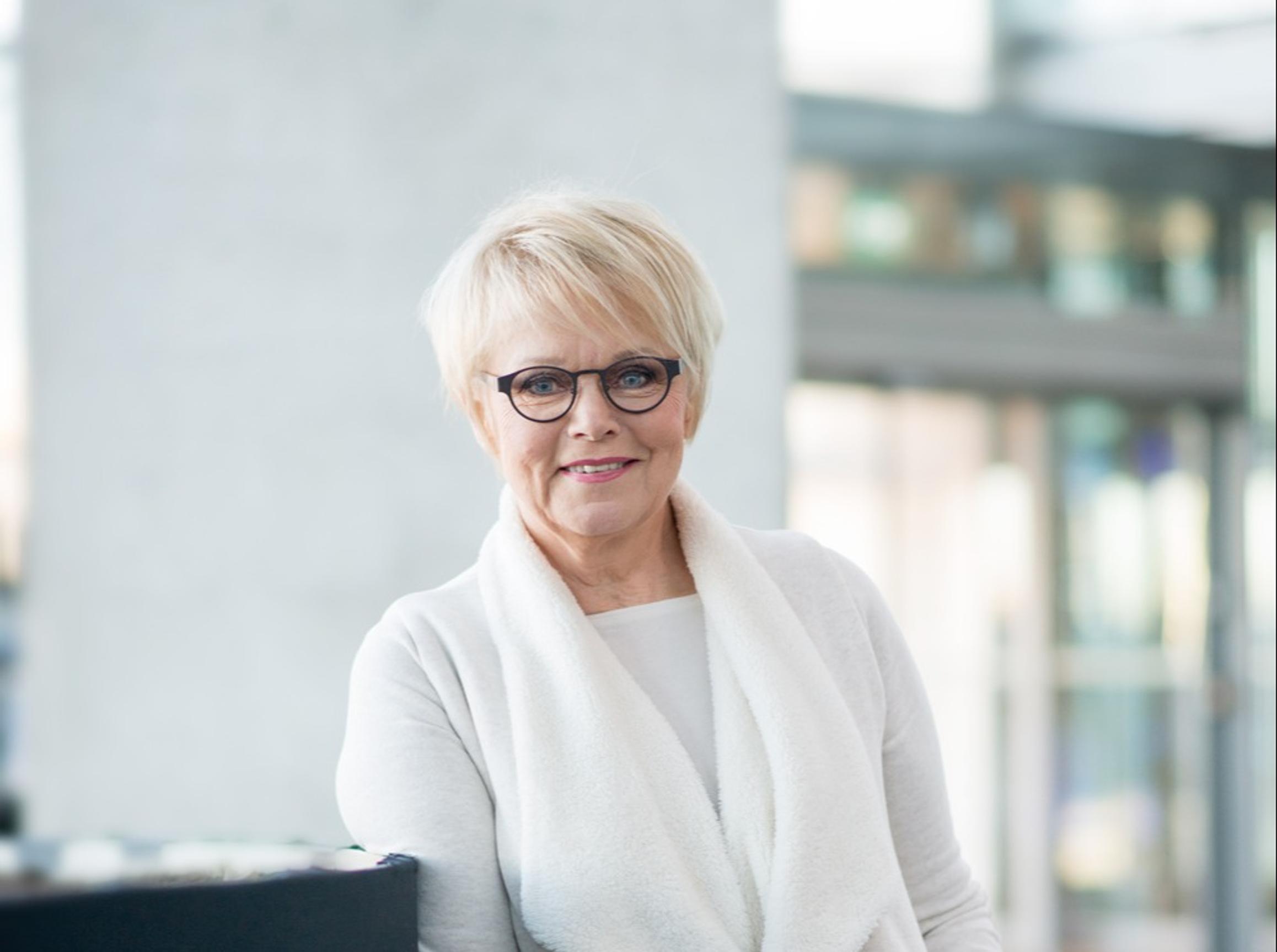 Katri Helenan tila luultua vakavampi - sairausloma jatkuu