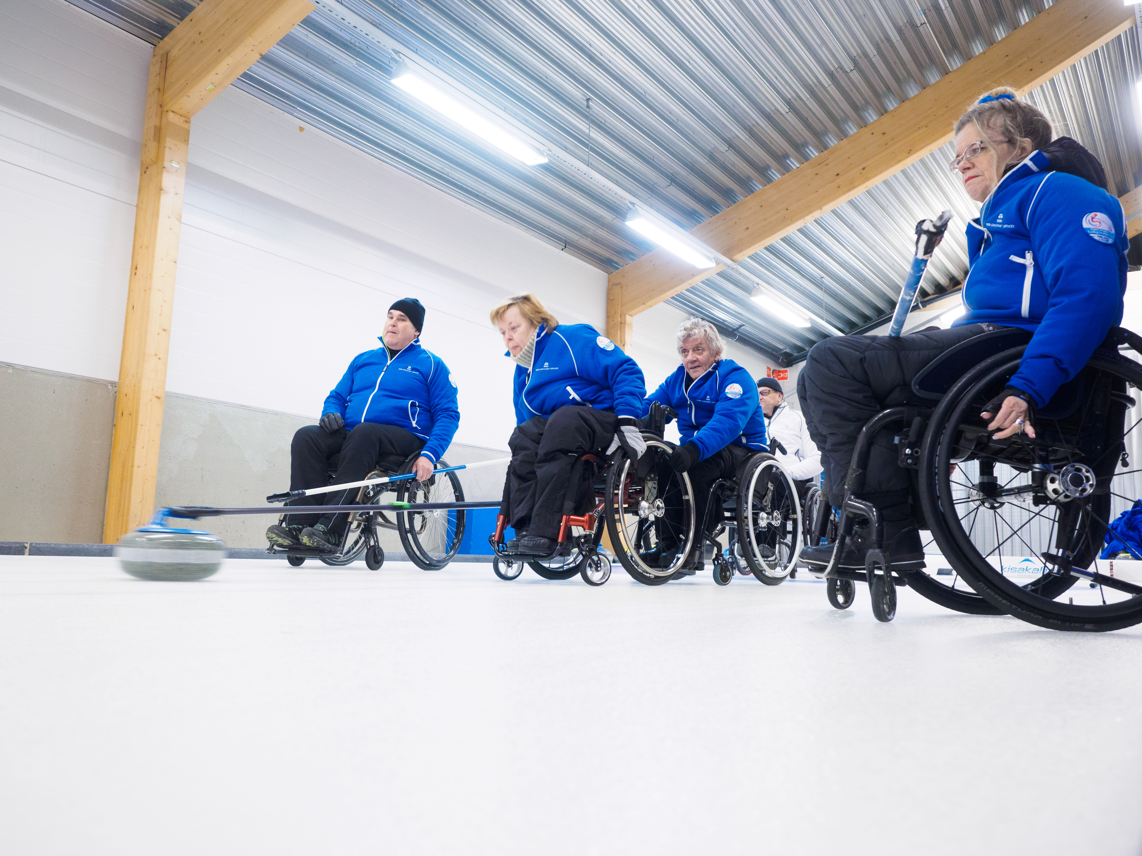 Suomen pyörätuolicurlingin maajoukkue menee läpi harmaan kiven | Apu