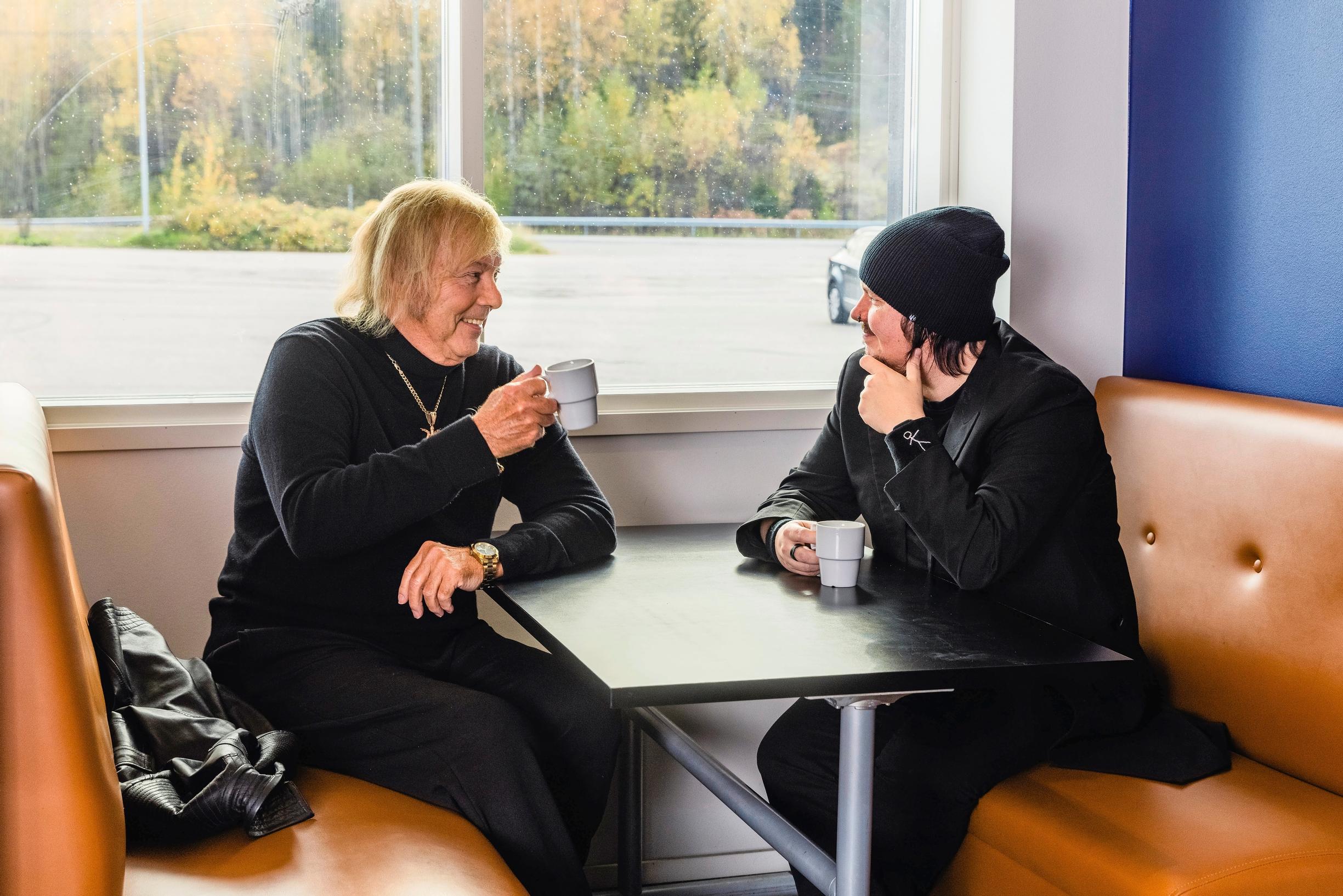 Danny ja Aki Tykki kahvilla Lahnajärvellä.