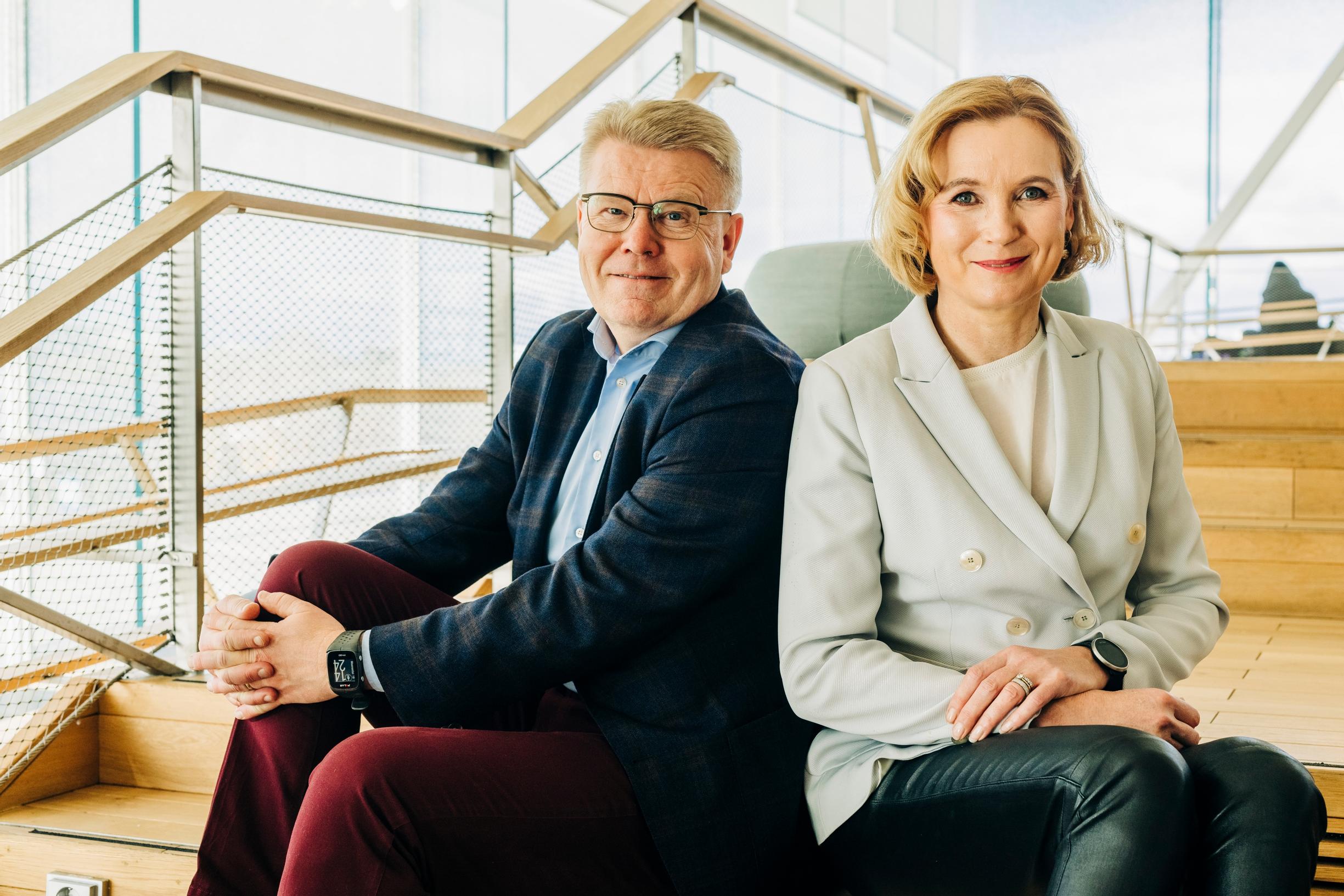 Mari Pantsar ja Jyri Häkämies istuvat.