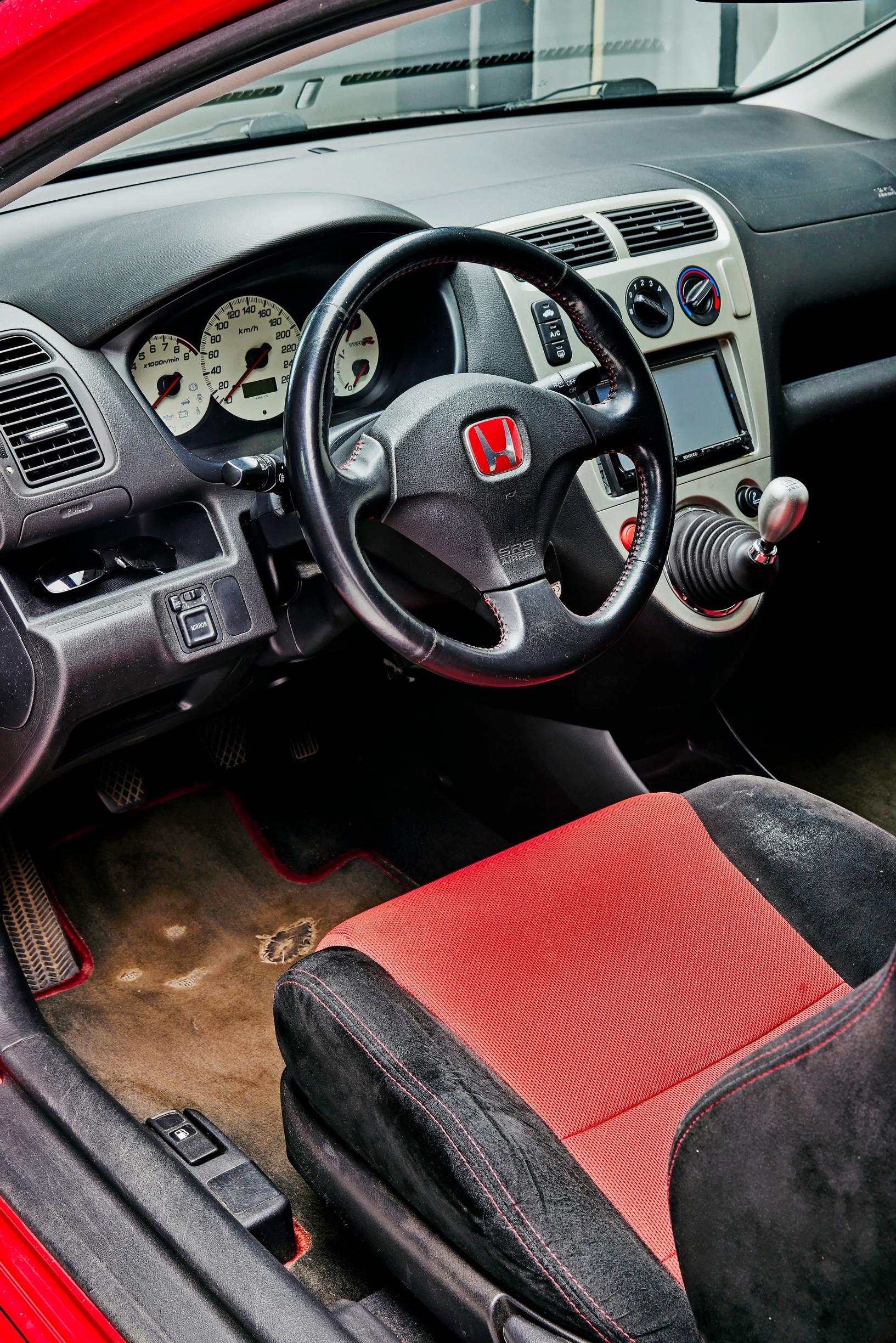 Honda Civic Type R:n urheilullisen ohjaamon erikoisuus on kojelaudan alaosaan sijoitettu vaihdekeppi.