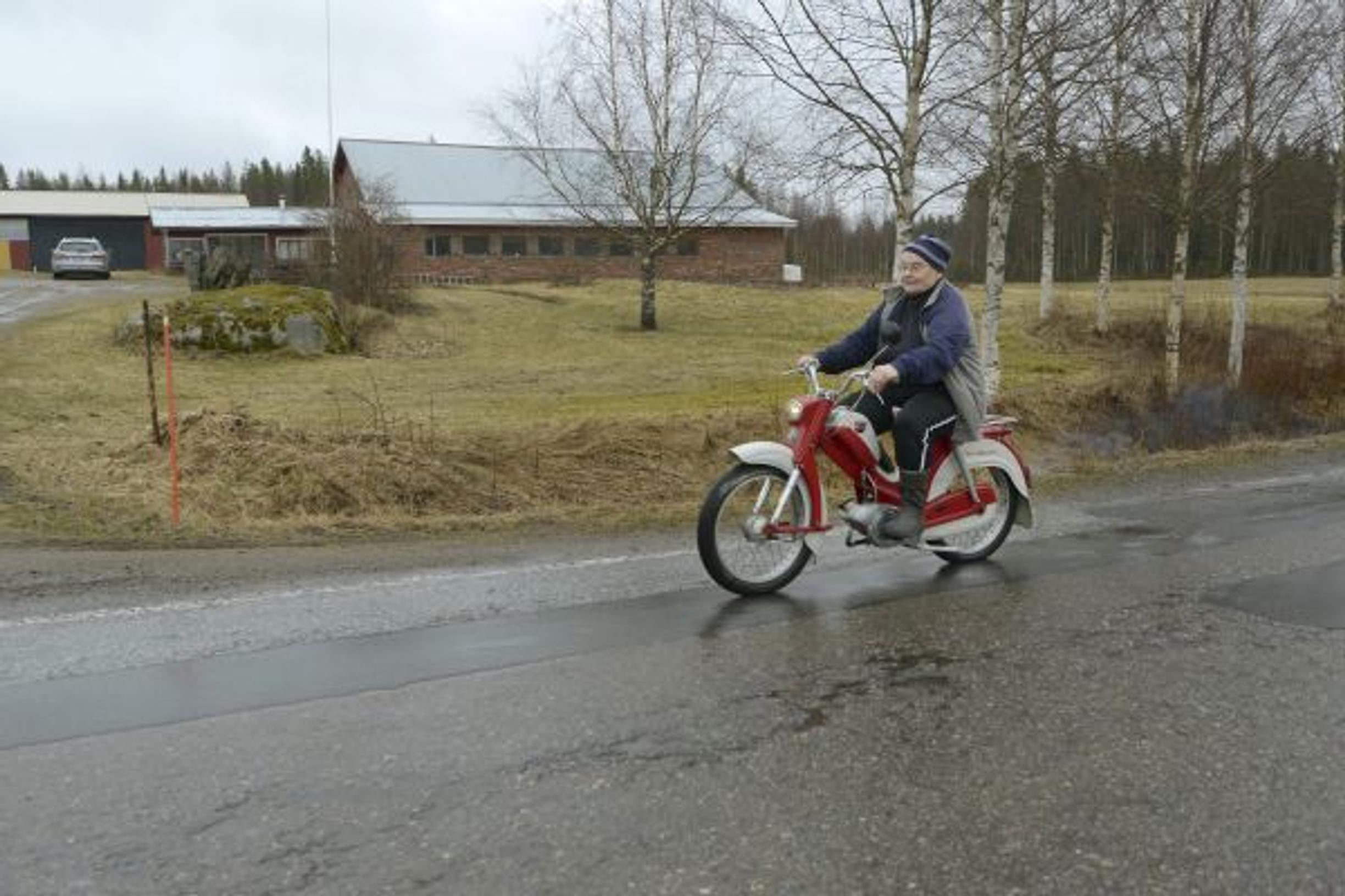 Mummo hyppäsi papan selkään - katso video!