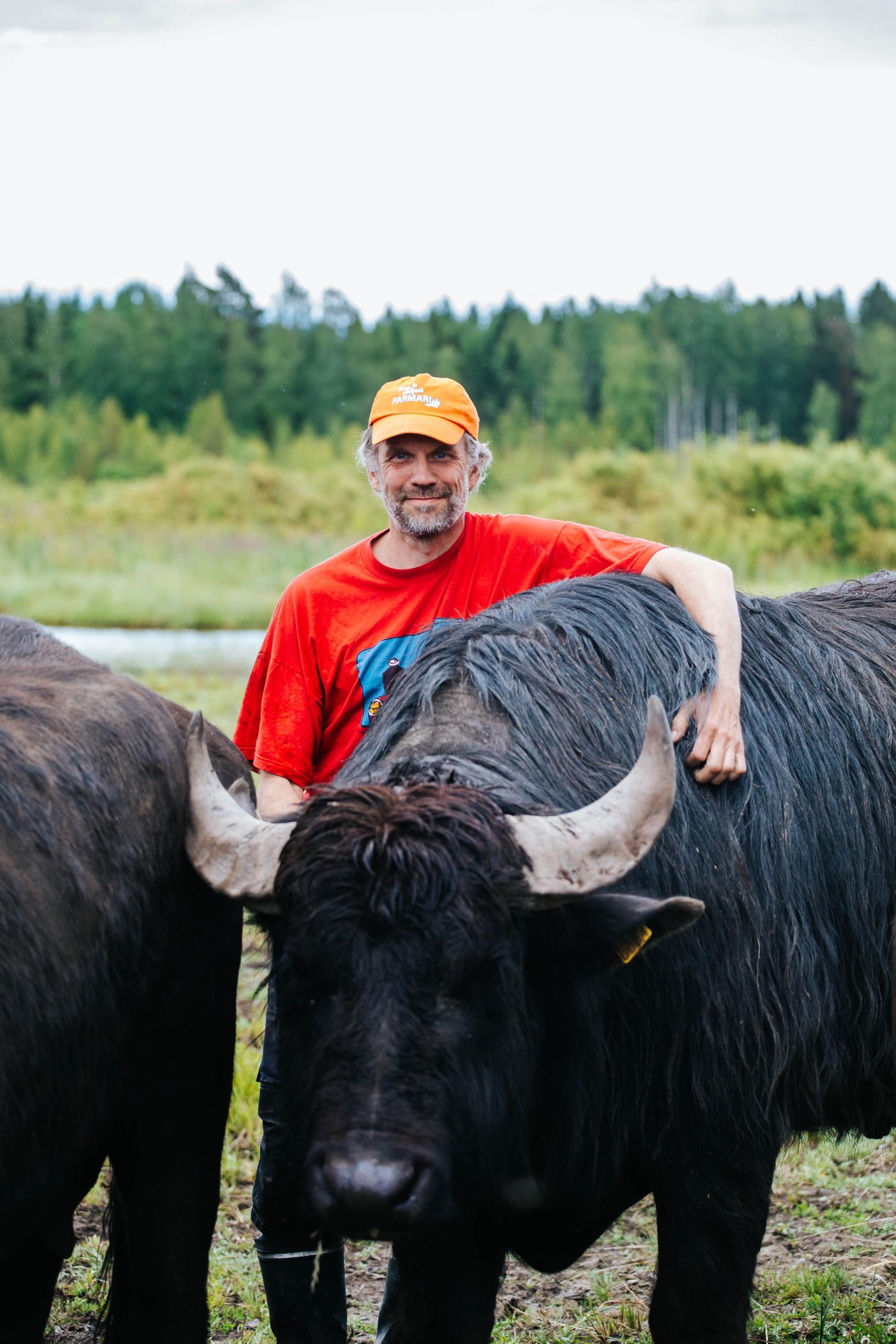 Janne Kuusela tekee päivätyönsä ylilääkärinä.