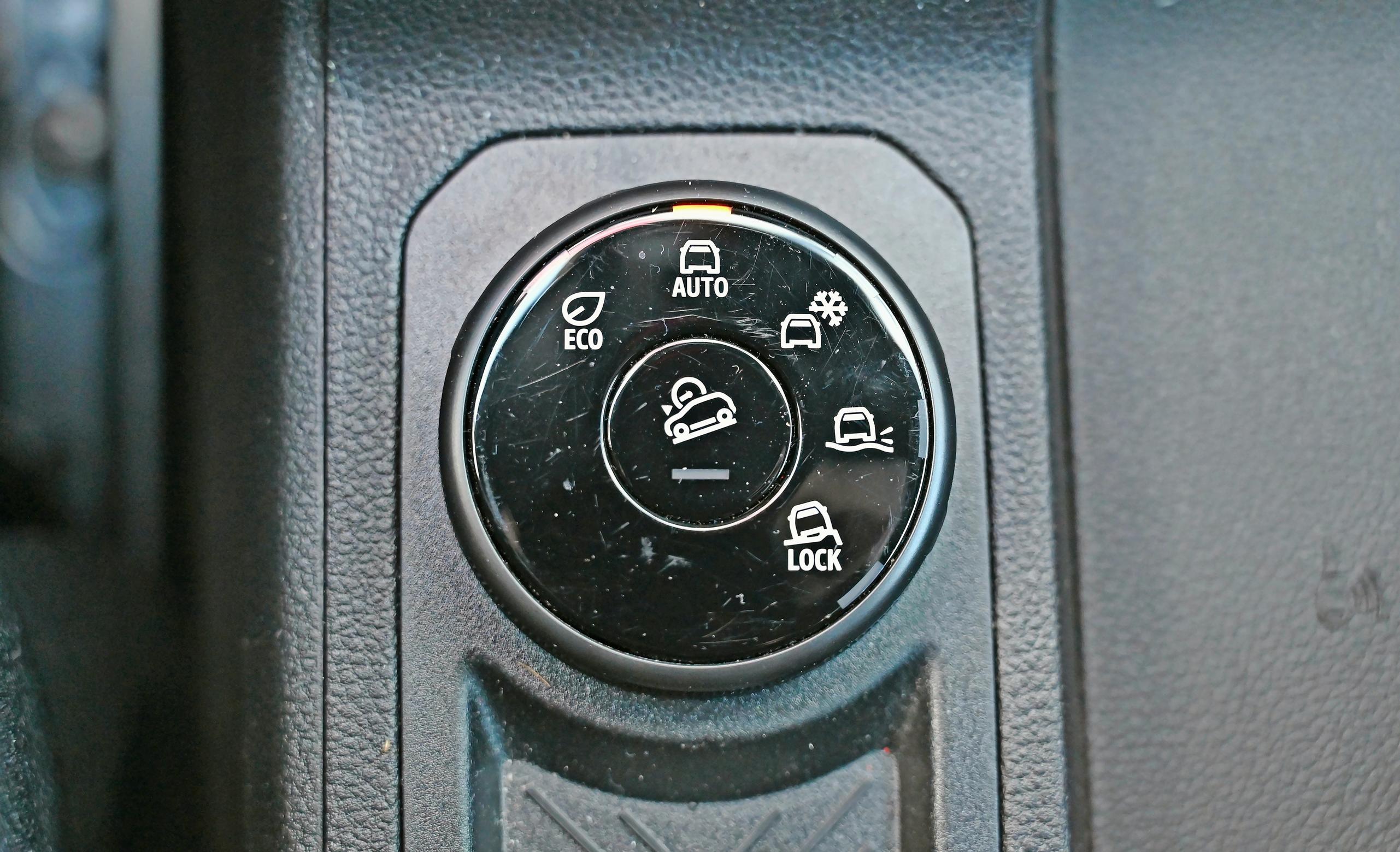 Dacia Dusterin viiden eri ajotilan valitsinpyörylä sijaitsee helppopääsyisesti keskikonsolissa.
