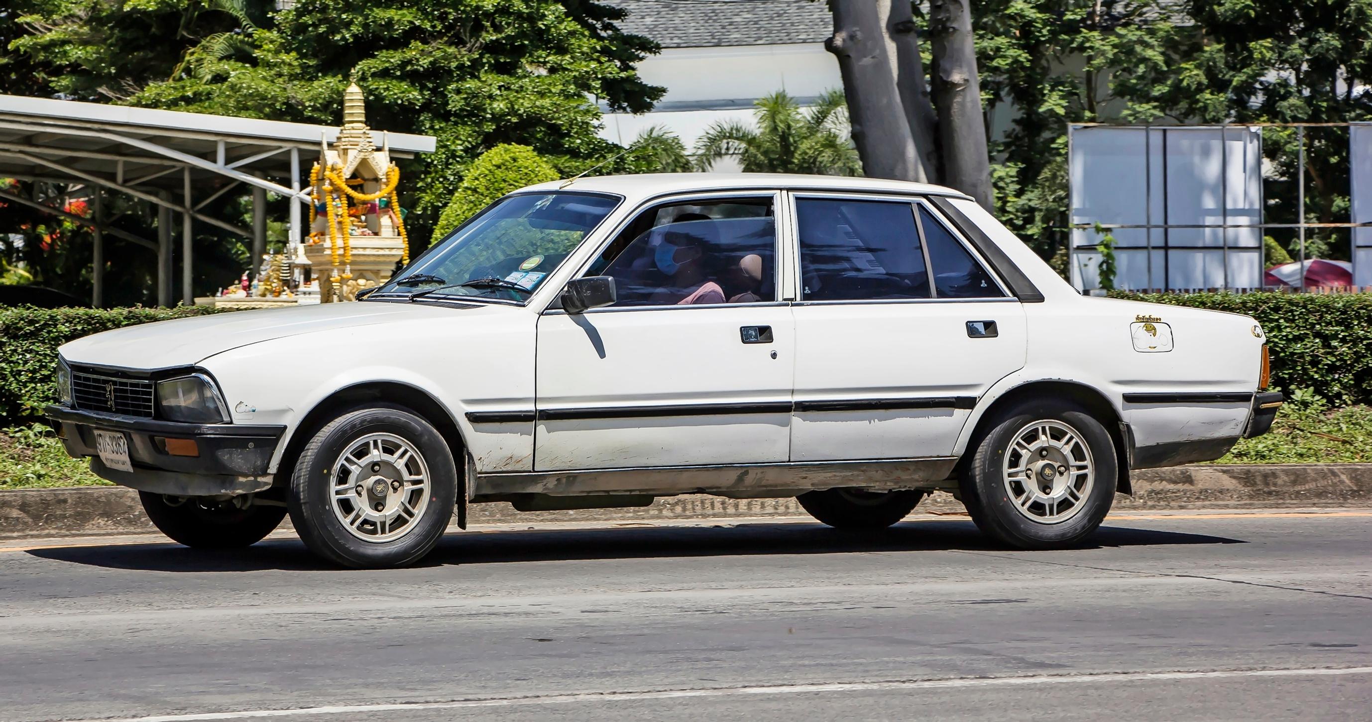 Peugeot 505 on taksikuskien suosikki 40 vuoden takaa. Mukava jousitus ja hyvä iskunvaimennus. Rauhalliset, mutta komeat luistot.