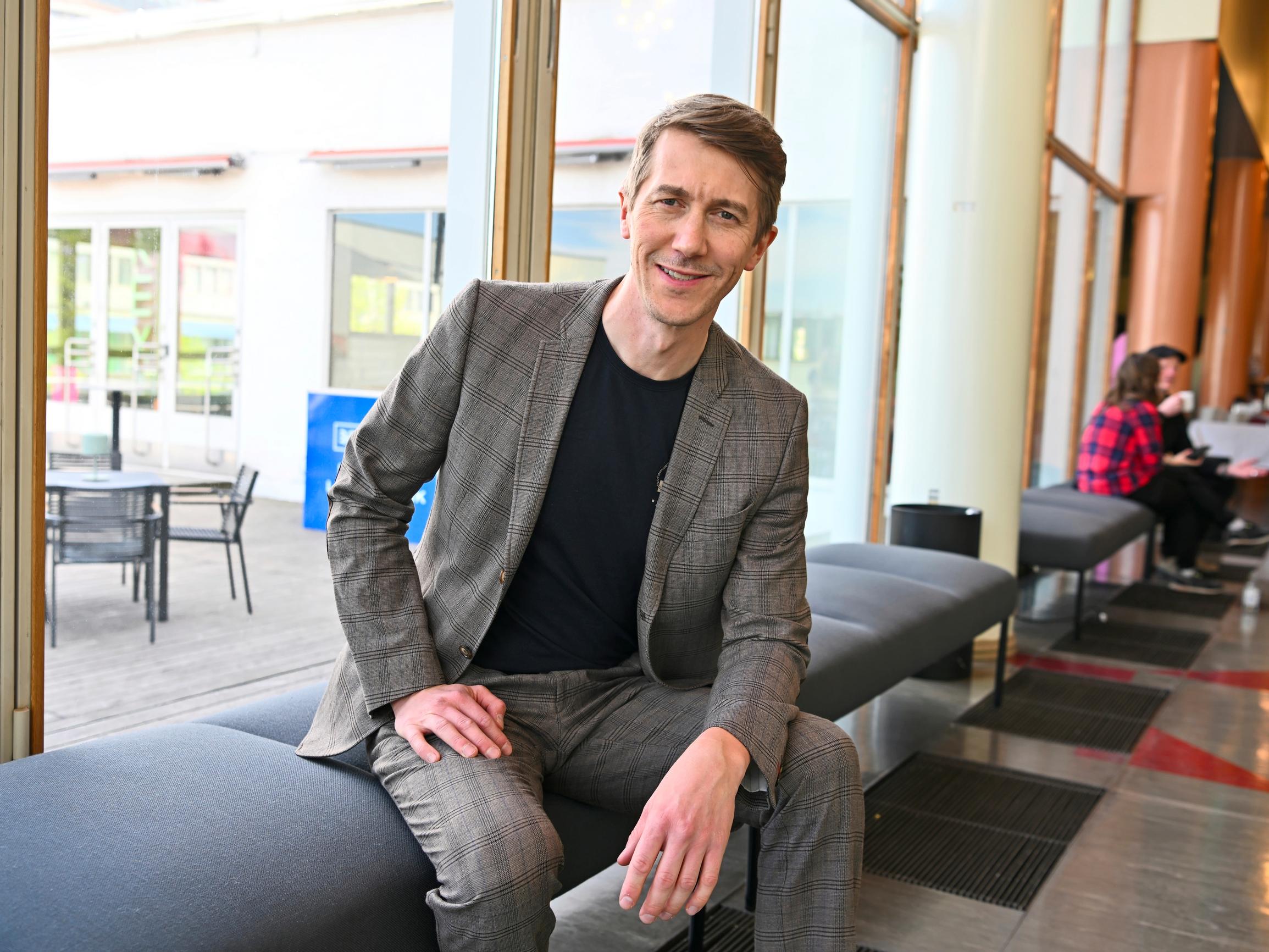 Näyttelijä Jussi Vatanen: ”Hermoni menevät, kun näen sähköpotkulaudan parkkeerattuna poikittain jalkakäytävälle”