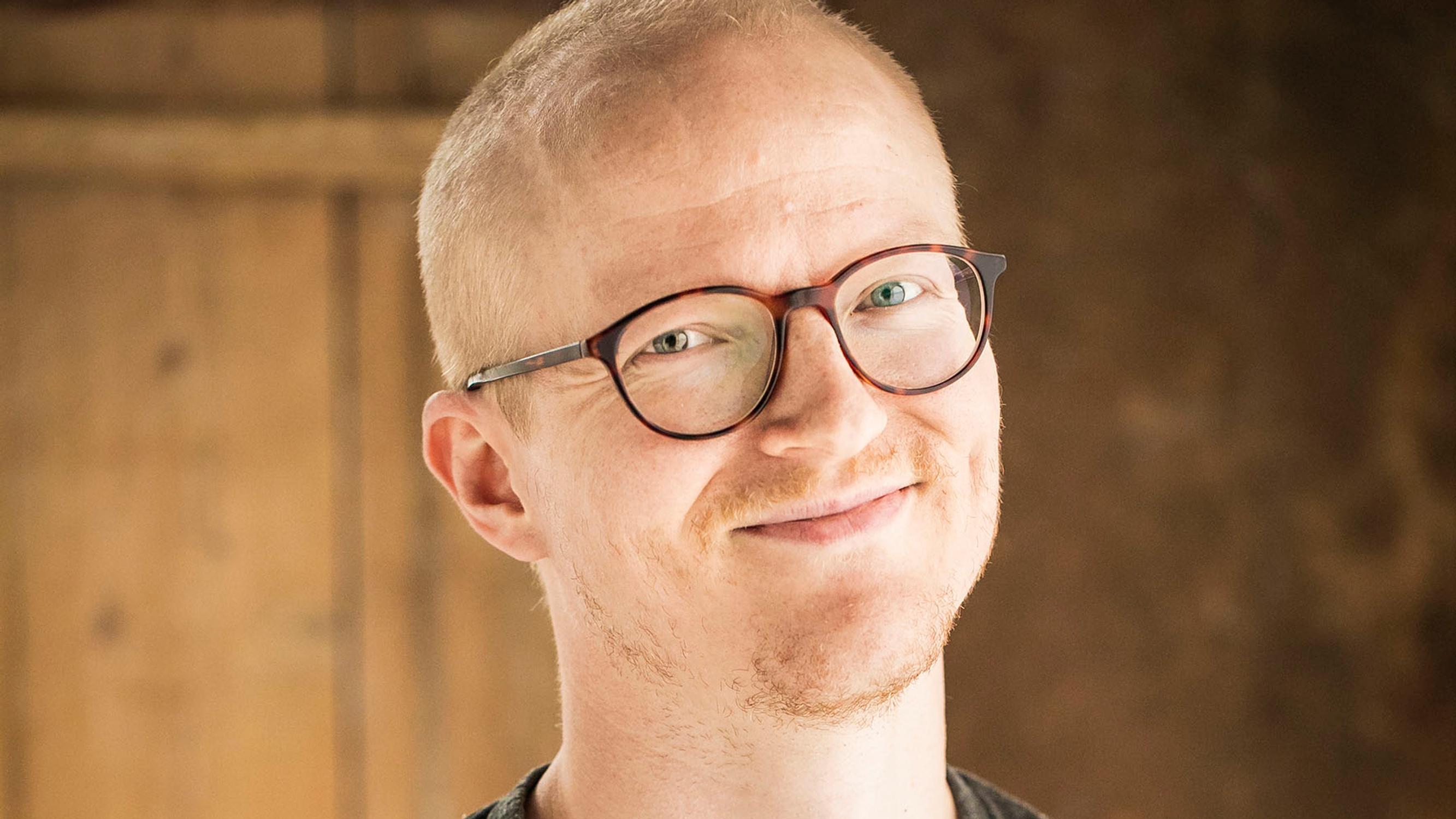 Isämies-kirjailija Arttu Unkari kävi lukiossa myös tyttöjen liikuntatunneilla – Kerran hänet lähetettiin kotiin liiallisen spagetin syönnin vuoksi