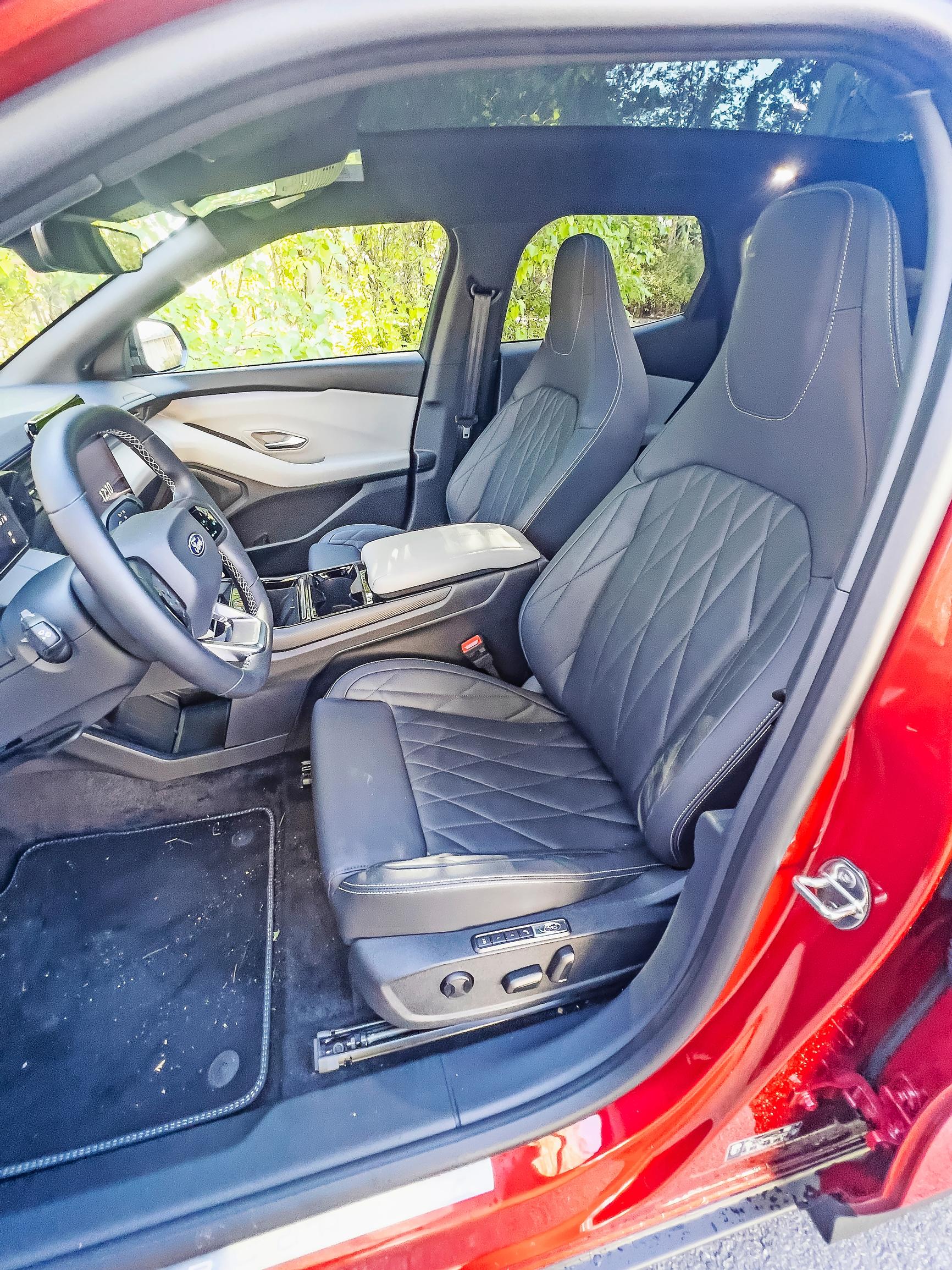 Ford Explorerin kuljettajan paikalla viihtyy pidemmänkin tovin.
