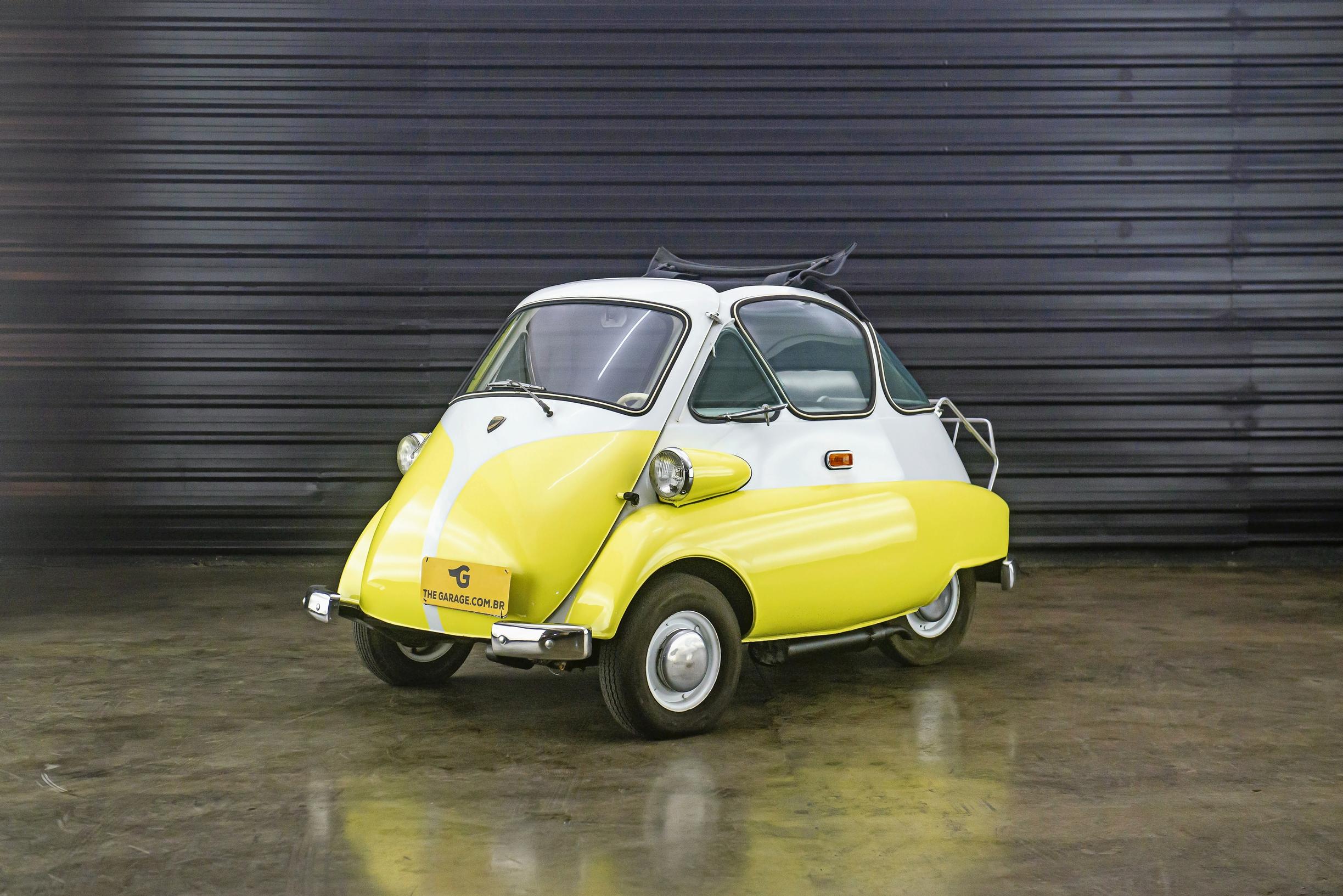 BMW Isetta. Naurettavan näköinen koppimuna, vai mitä? Sisään kuljetaan avautuvan keulan kautta. Moottori tietysti takana.