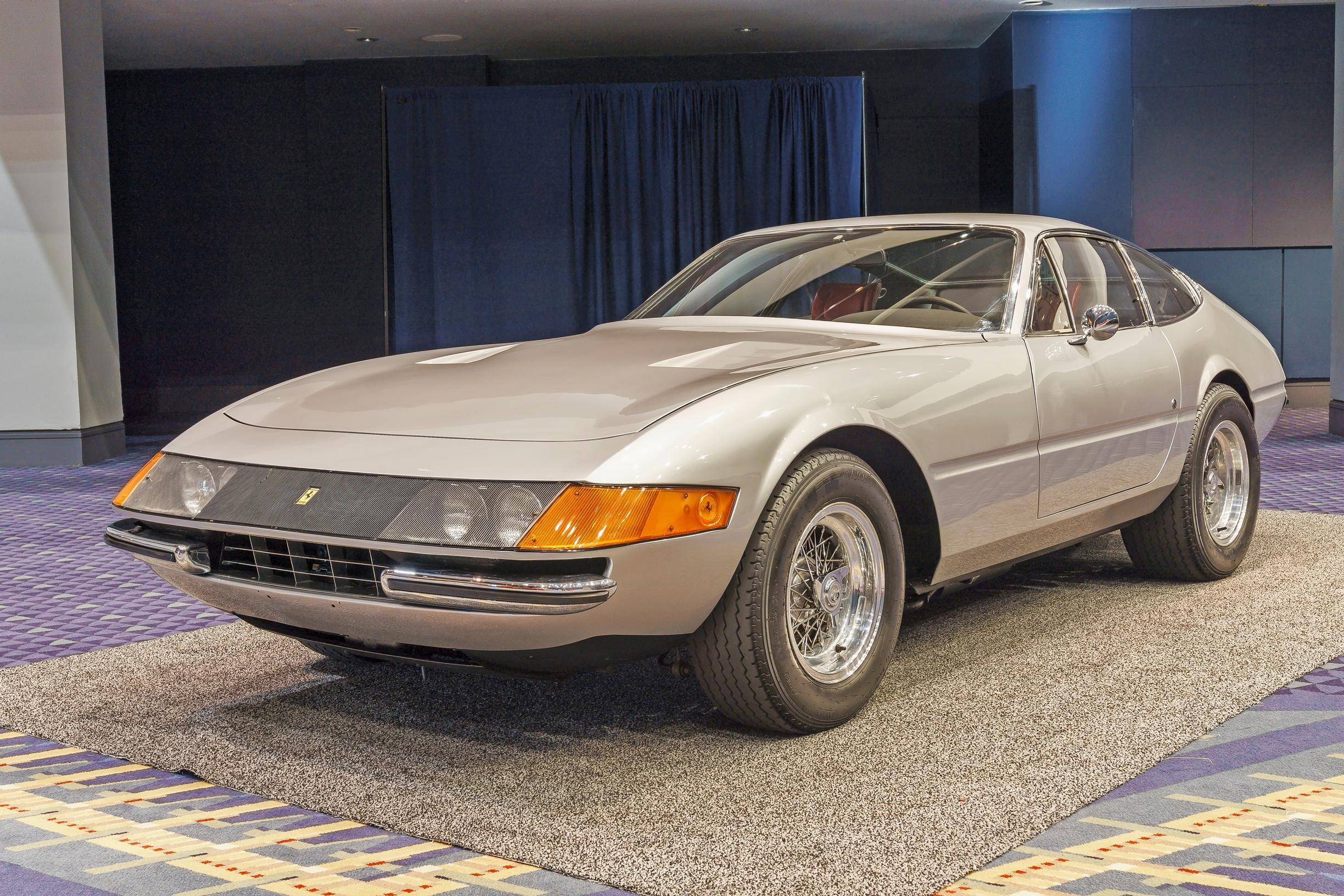Ferrari Daytona. Voiko olla mitään klassisempaa kuin pitkäkeulainen Ferrari V12-koneella?