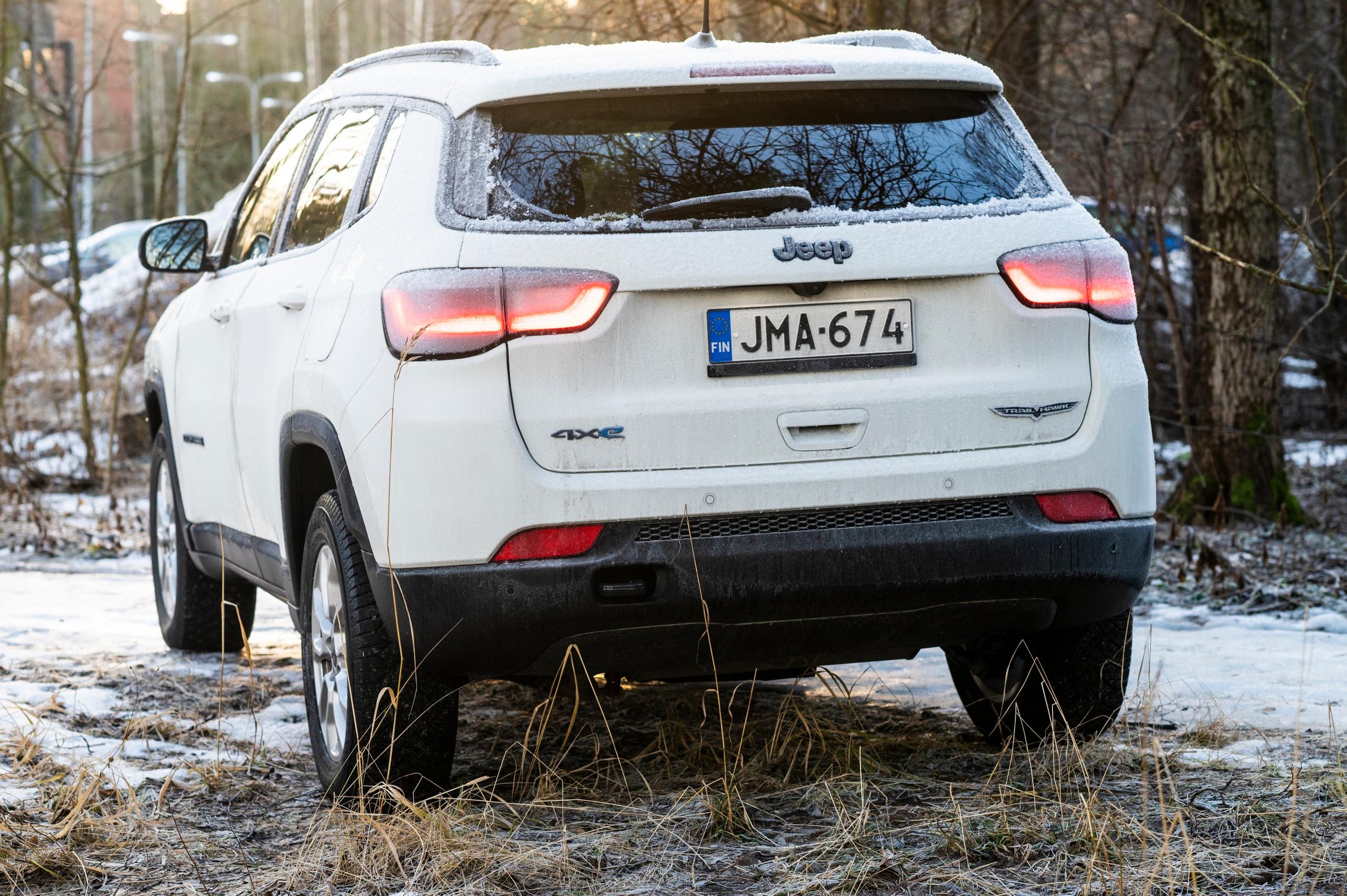 Jeep Compass PHEV 4xe Trailhawk neliveto hybridi maastoauto Tuulilasin koeajossa