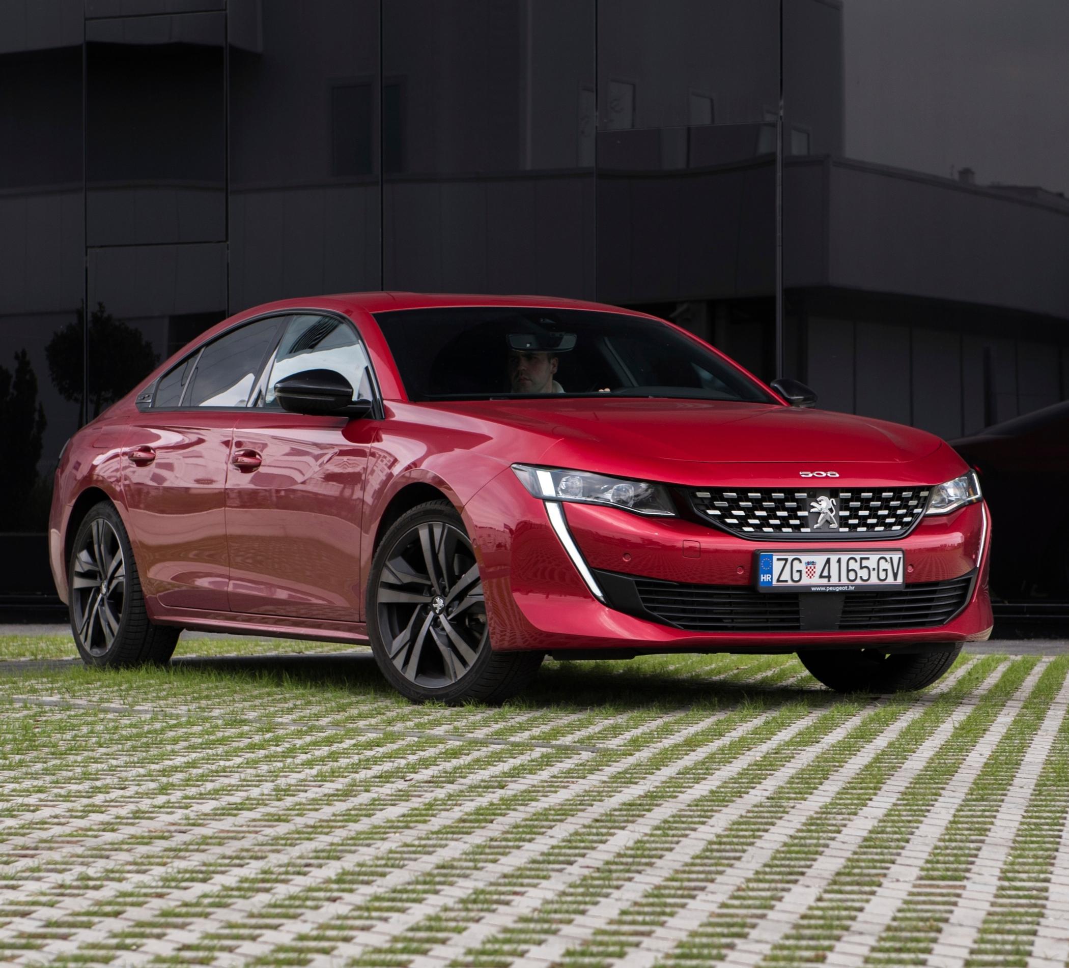 Peugeot 508 on tehtaan tämänhetkisen malliston komein luomus – matala ja aika menevä.