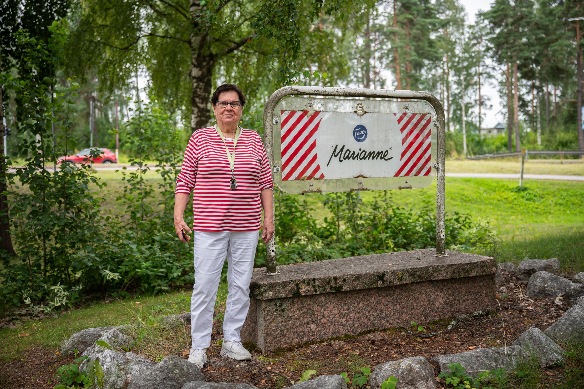 Leena Kauria on pukeutunut Marianne-karkin väreihin, tietenkin.