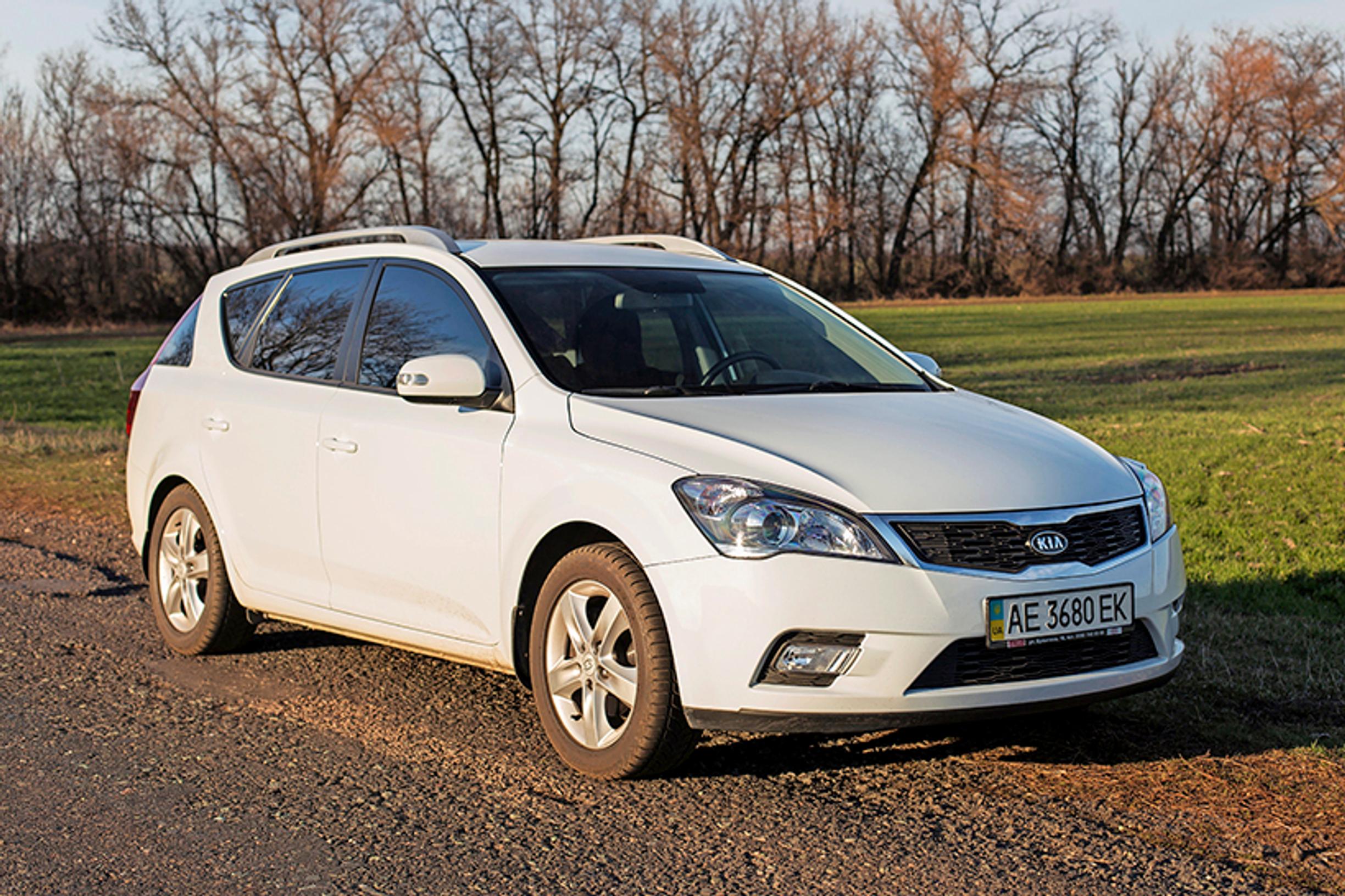 Kia Cee'd. Nykyään korealaismerkit Hyundai ja Kia tuntuvat jyräävän muut alleen – niiden suosio kasvaa jatkuvasti. Vuonna 2006 esitelty Kia Cee'd oli yksi ensimmäistä eurooppalaiseen makuun viritetyistä Kioista. Cee'din mallinimen heittomerkistä luovuttiin vasta 2018. Nykyään auto on ihan vaan Ceed.