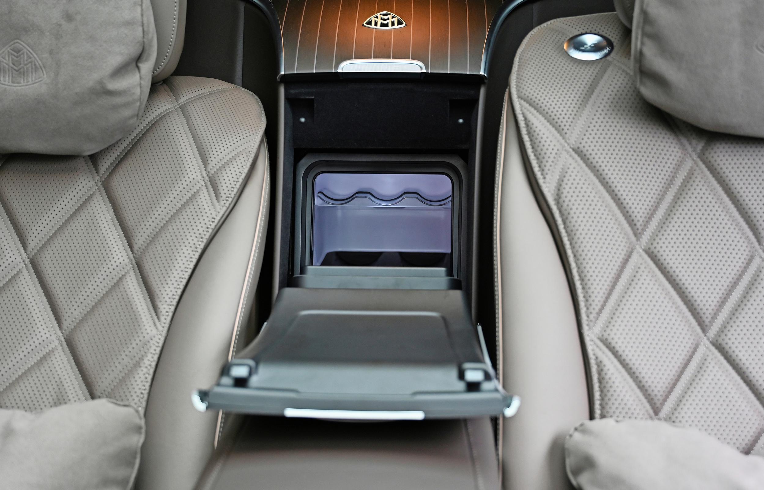 Maybach EQS 680 SUV:n takaistuinten väliin sijoitettu jääkaappi oli koeajoautossa jostain syystä tyhjä. Me sitä emme tyhjentäneet.
