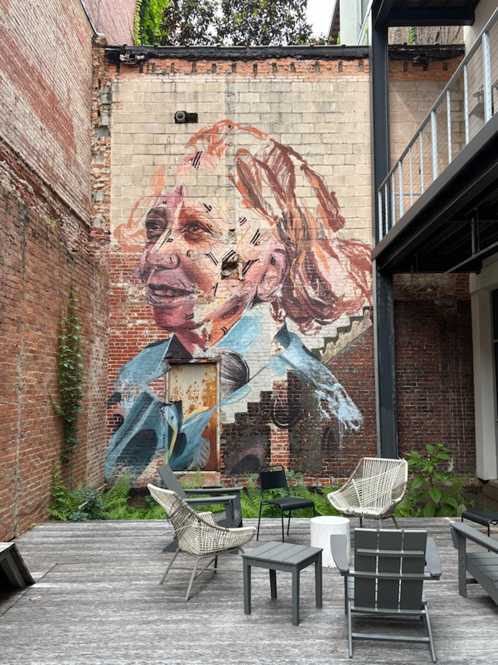 Montgomeryn kaupungissa Alabamassa seinämaalaus, joka esittää kuuluisan aktivistin Rosa Parksin yhtä seuraajista Valda Harris Montgonerya