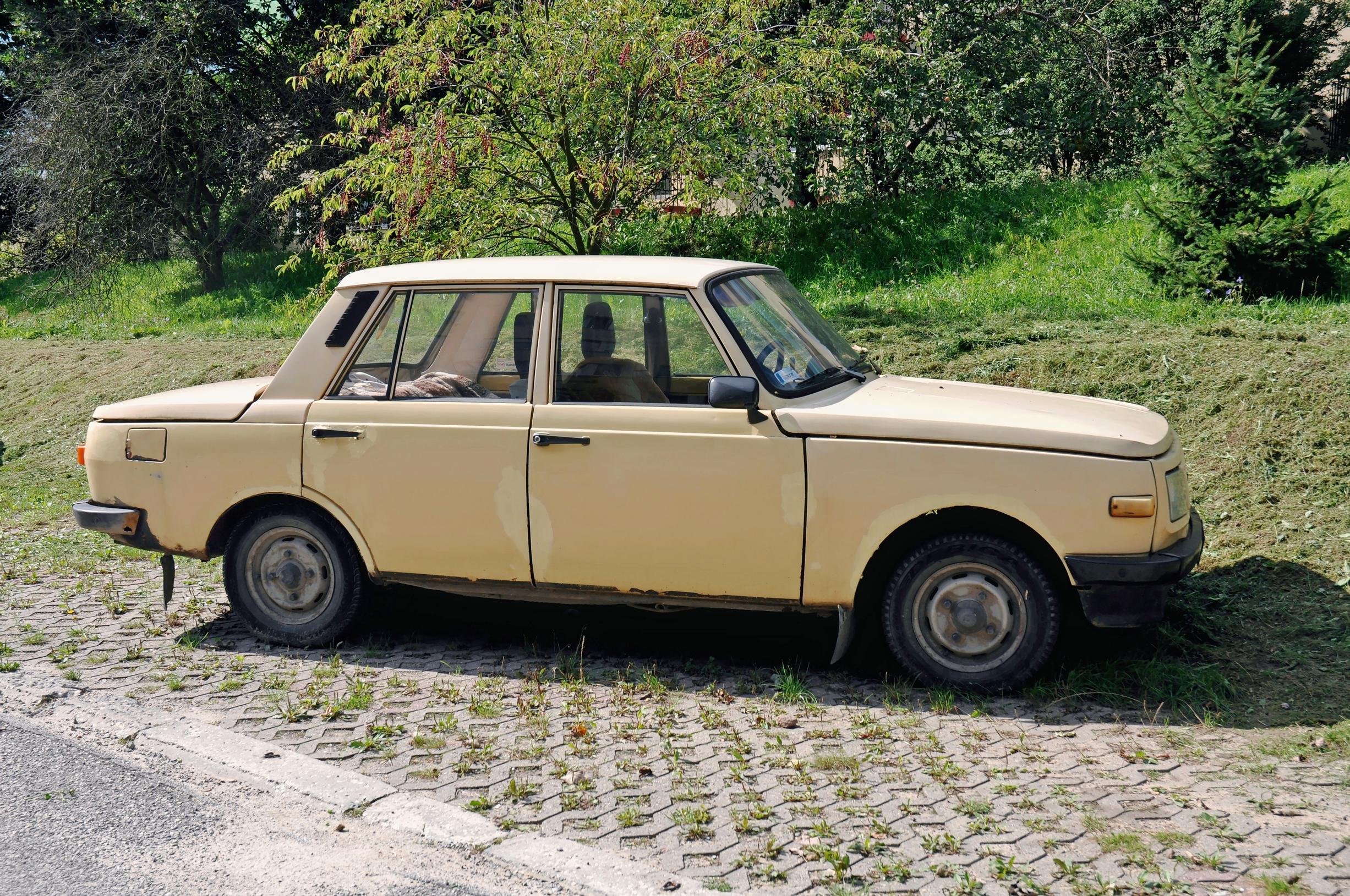 Wartburg 353 | Samaa Sirppi-Saksan sukua kuin Trabant. Kuitenkin selvästi isompi kuin tuo säälittävä pahviauto.